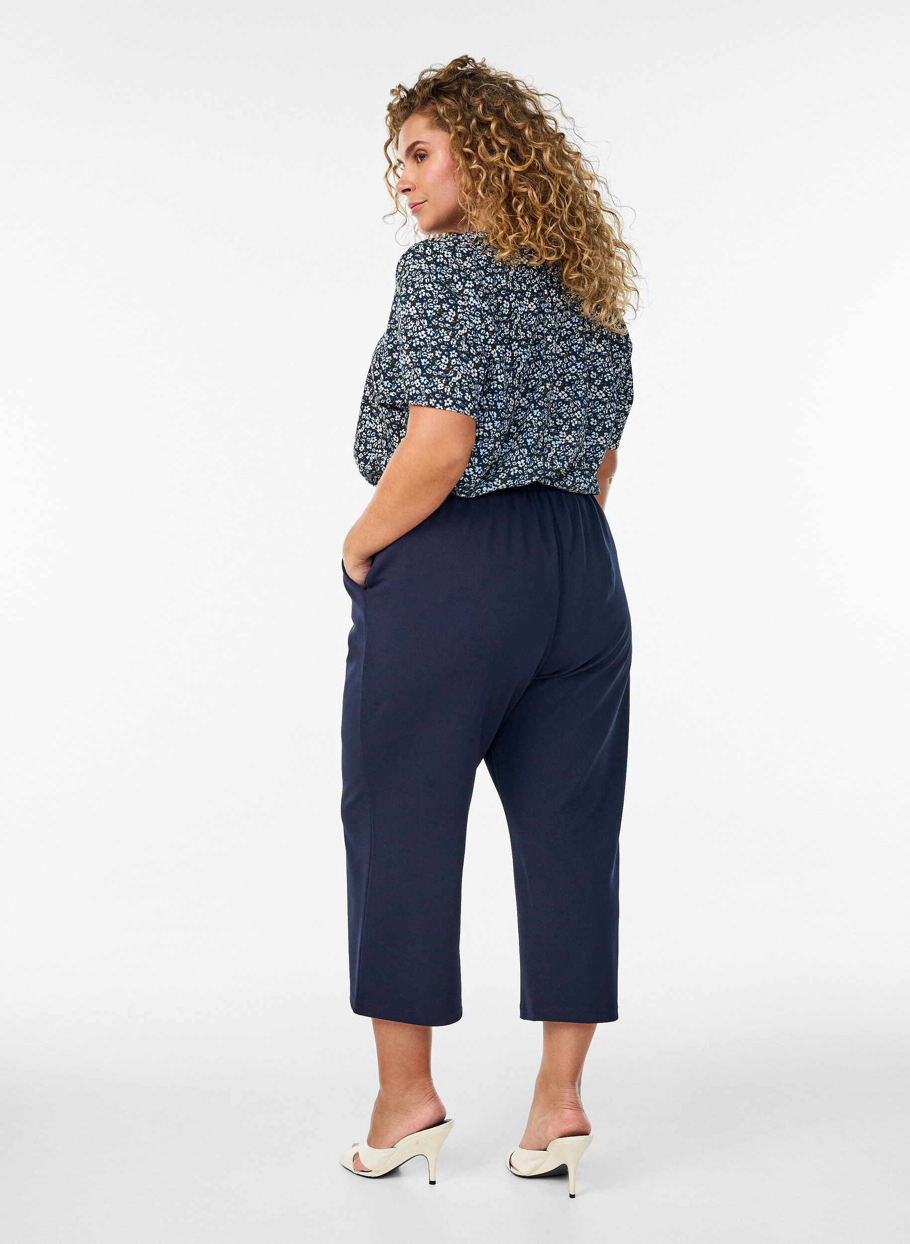 Zizzi Pantalon 7/8 &agrave; coupe ample, Bleu, Model image number 1