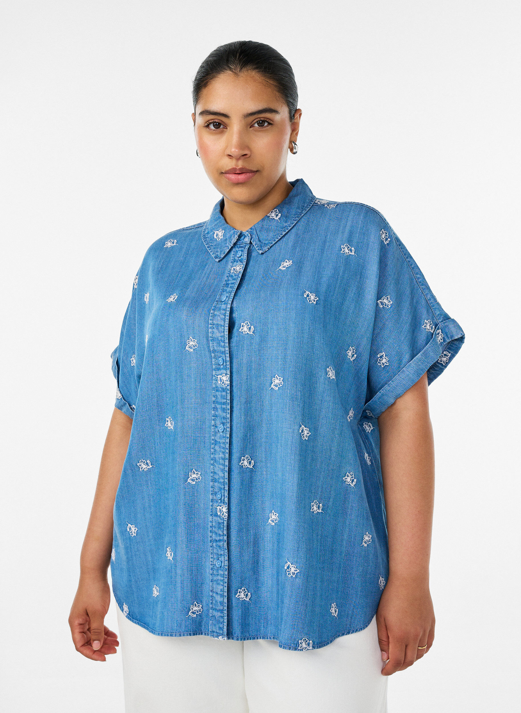 Denimlook lyocell shirt met bloemenborduursel, Blauw, Model