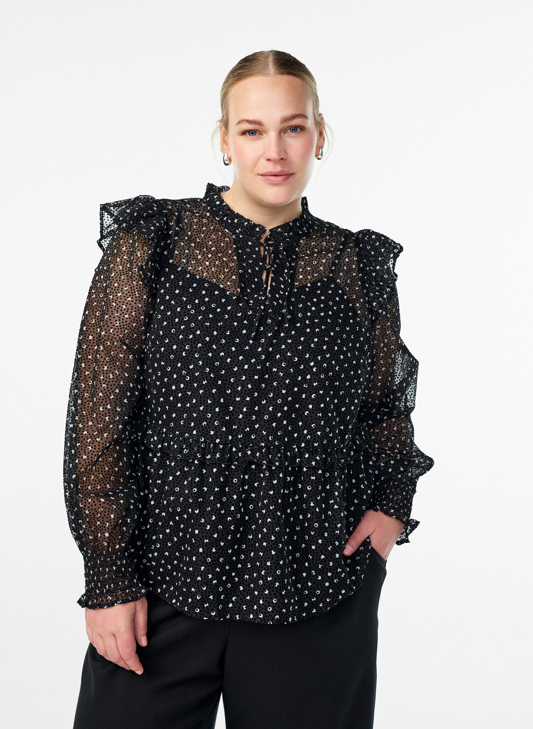 Chiffon blouse met ruchesdetails en kleine stippen, Zwart, Model