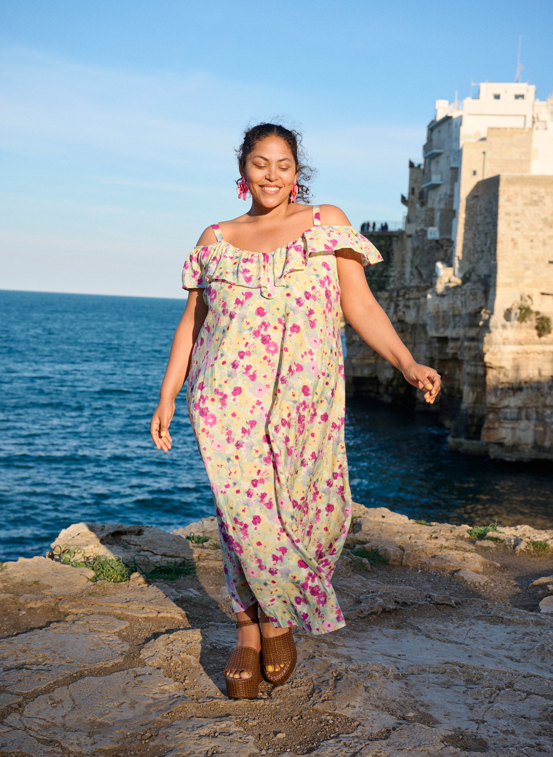 Midi jurk met bloemen en ruches bij de schouder