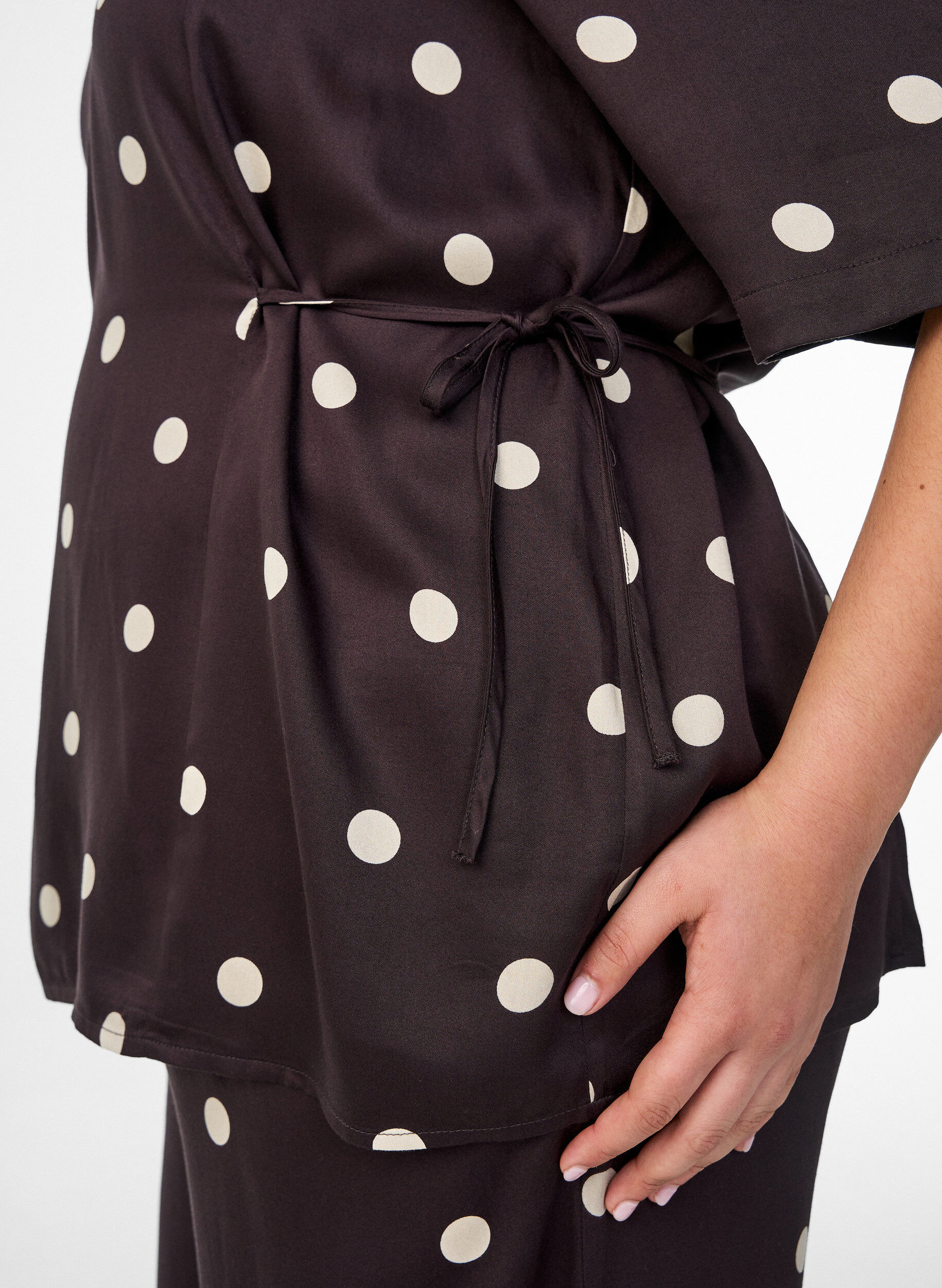 ZizziPolkadot viscose blouse met V-hals en striksluiting, Bruin, Model image number 3