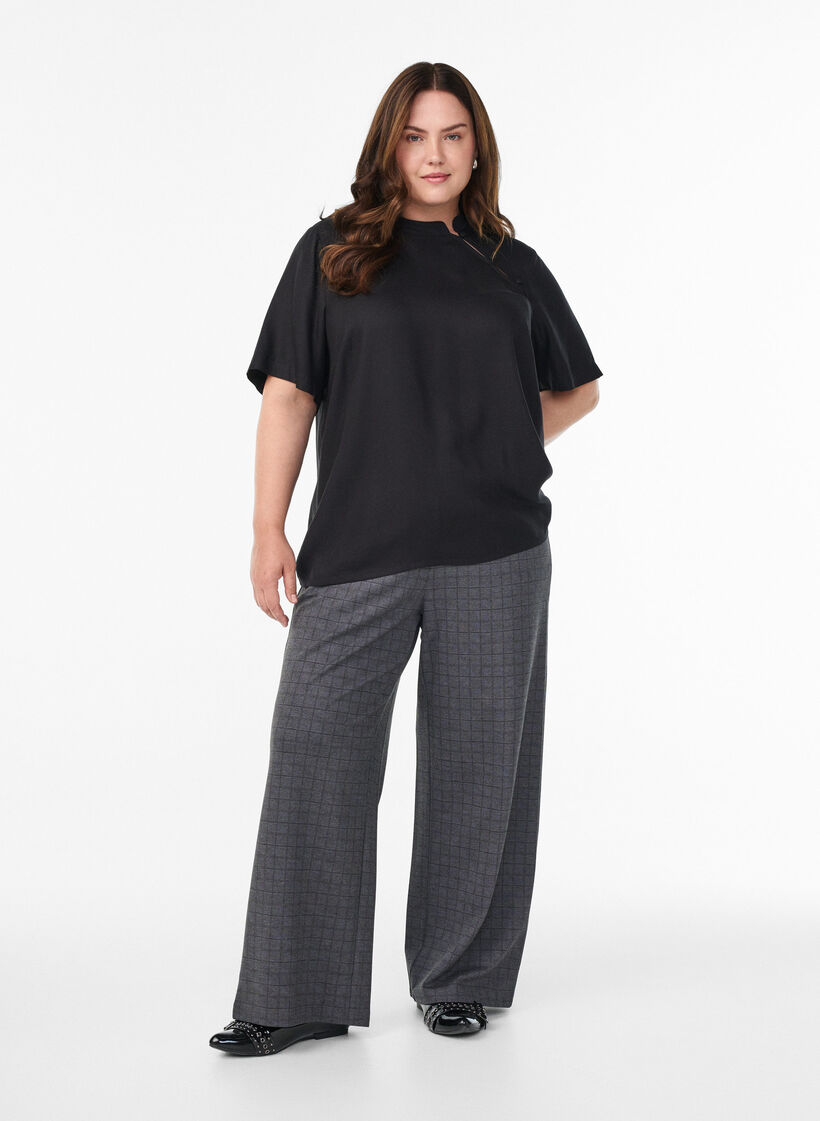 Blouse met korte mouwen en diagonale knoopsluiting, Zwart, Model