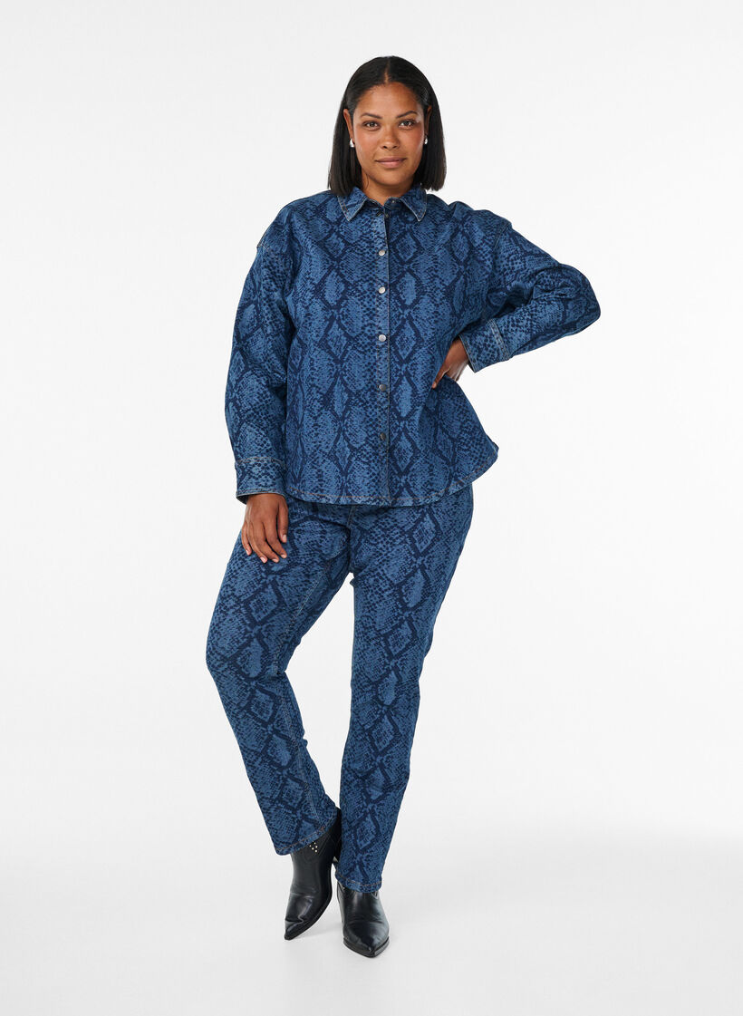 Losse denimblouse met slangenprint, Denim Snake AOP, Model