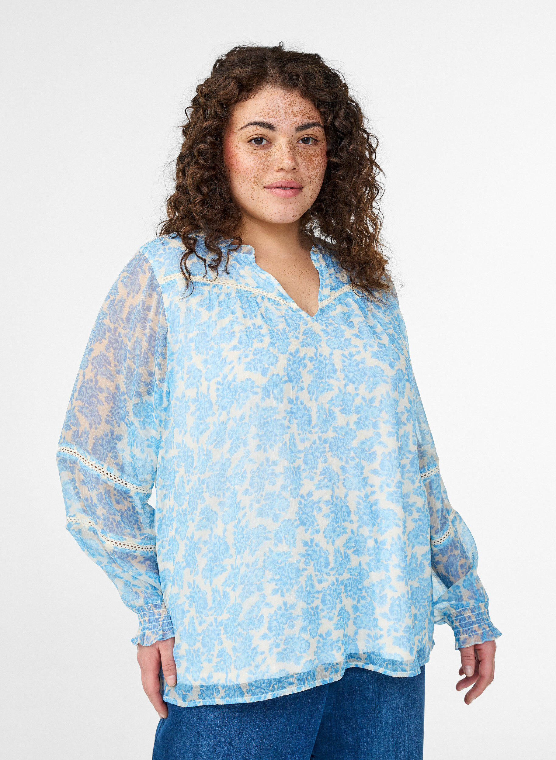 Chiffonblouse met bloemenprint en gehaakte bies, Blauw, Model