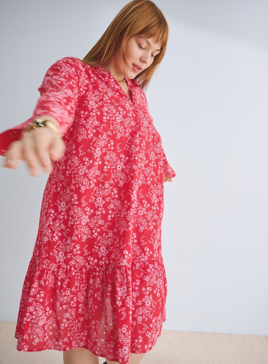 Jurk in rood met bloemen, , Model