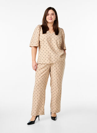 ZizziBlouse met losse mouwen en een V-hals, Doeskin w. dot AOP, Model image number 2