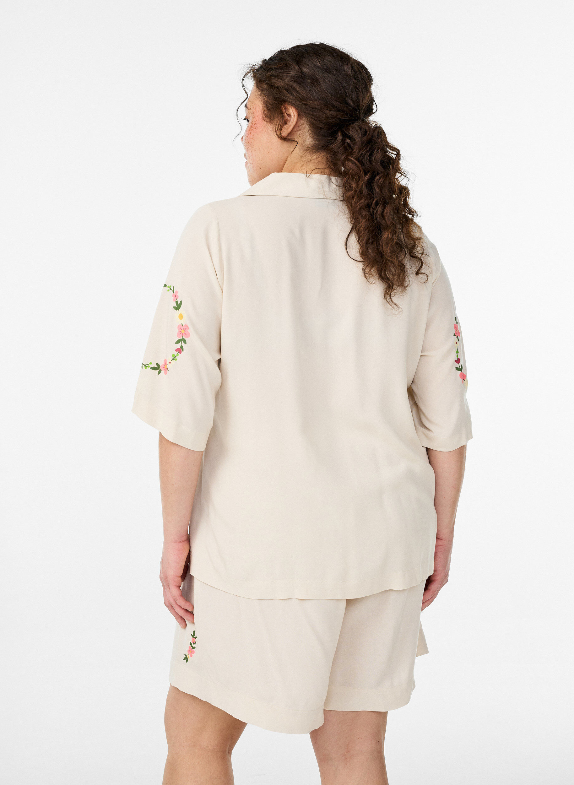 ZizziViscose pyjamatop met striksluiting en bloemenprint, Beige, Model image number 2