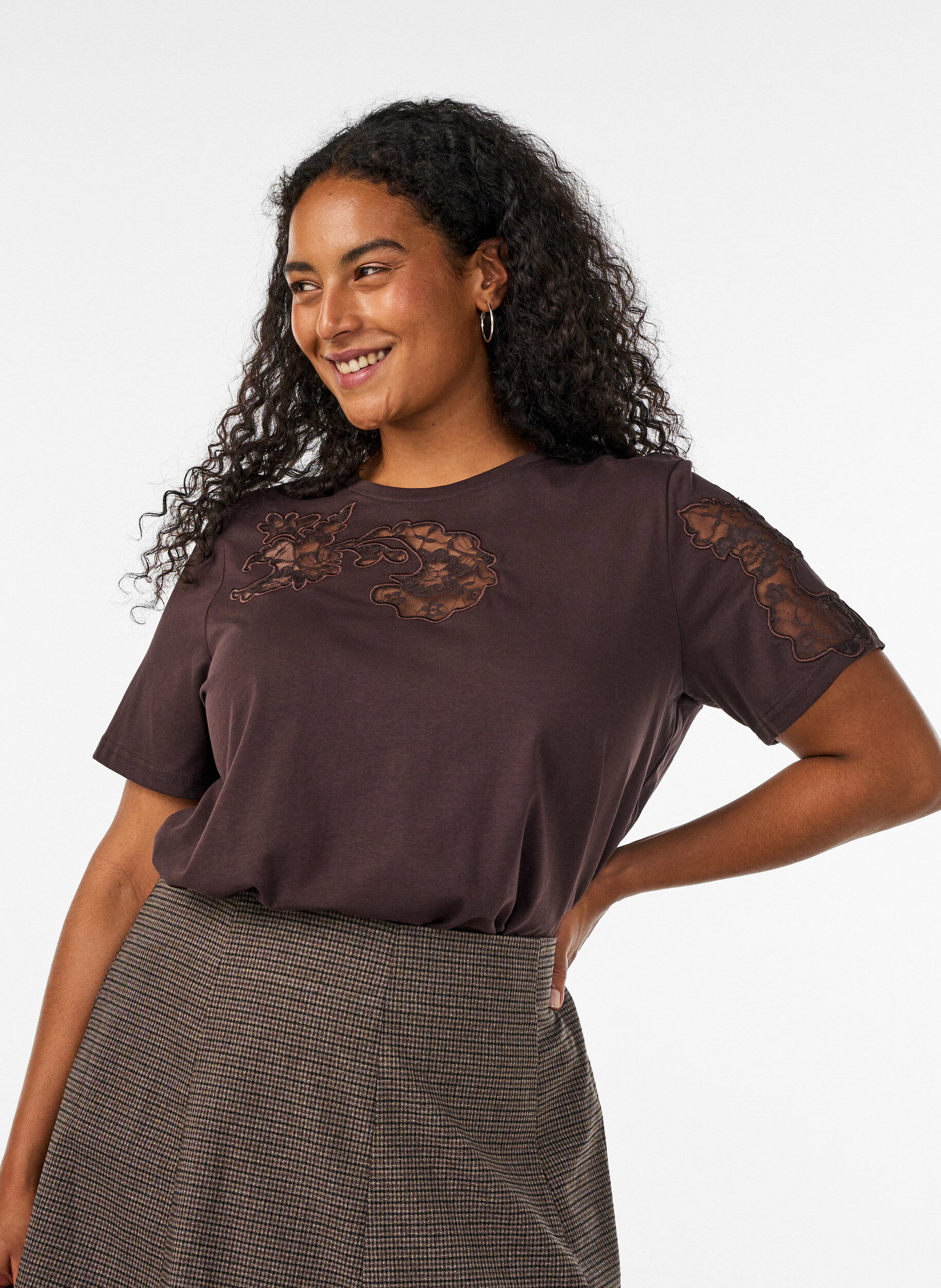 Katoenen T-shirt met kanten applicaties, Bruin, Model
