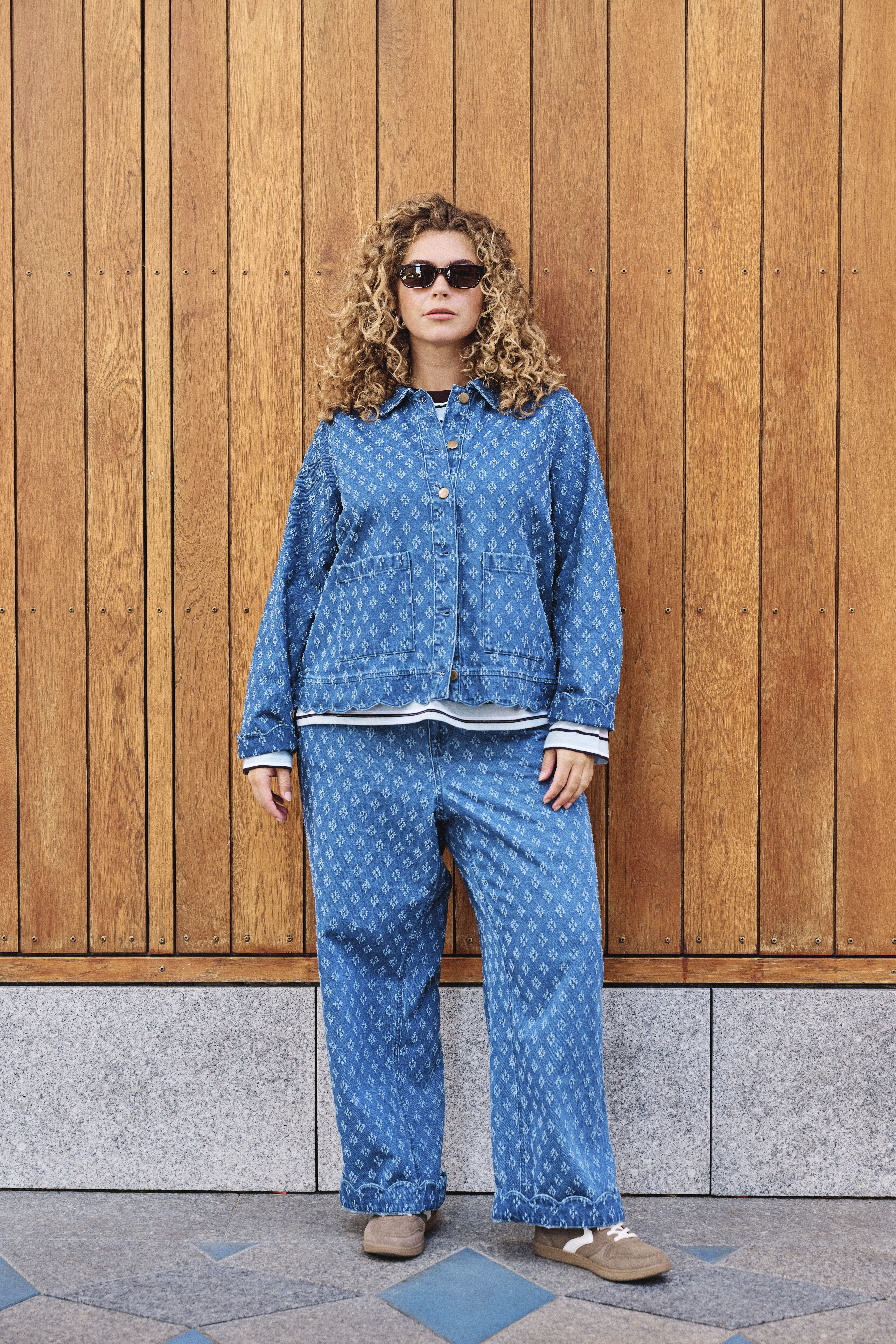 Ontspannen blauwe denimstijl, , Model