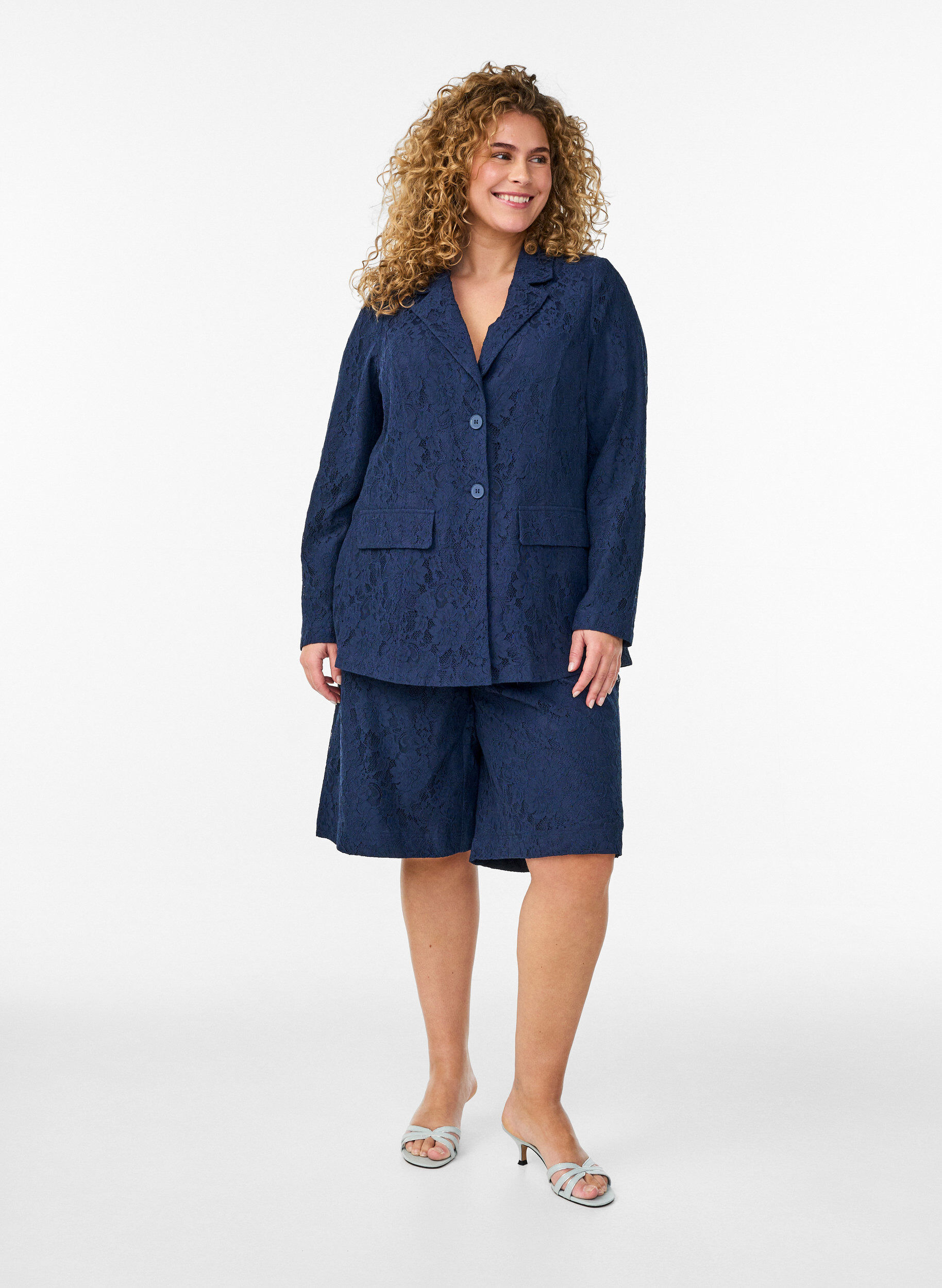 Zizzi Bermuda taille haute en dentelle, Bleu, Model image number 1