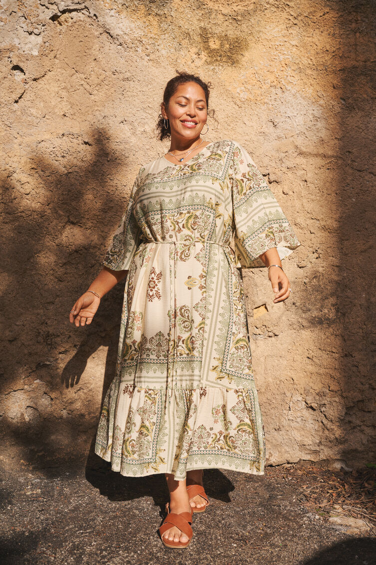 Robe &agrave; motif dans des tons de vert, , Model