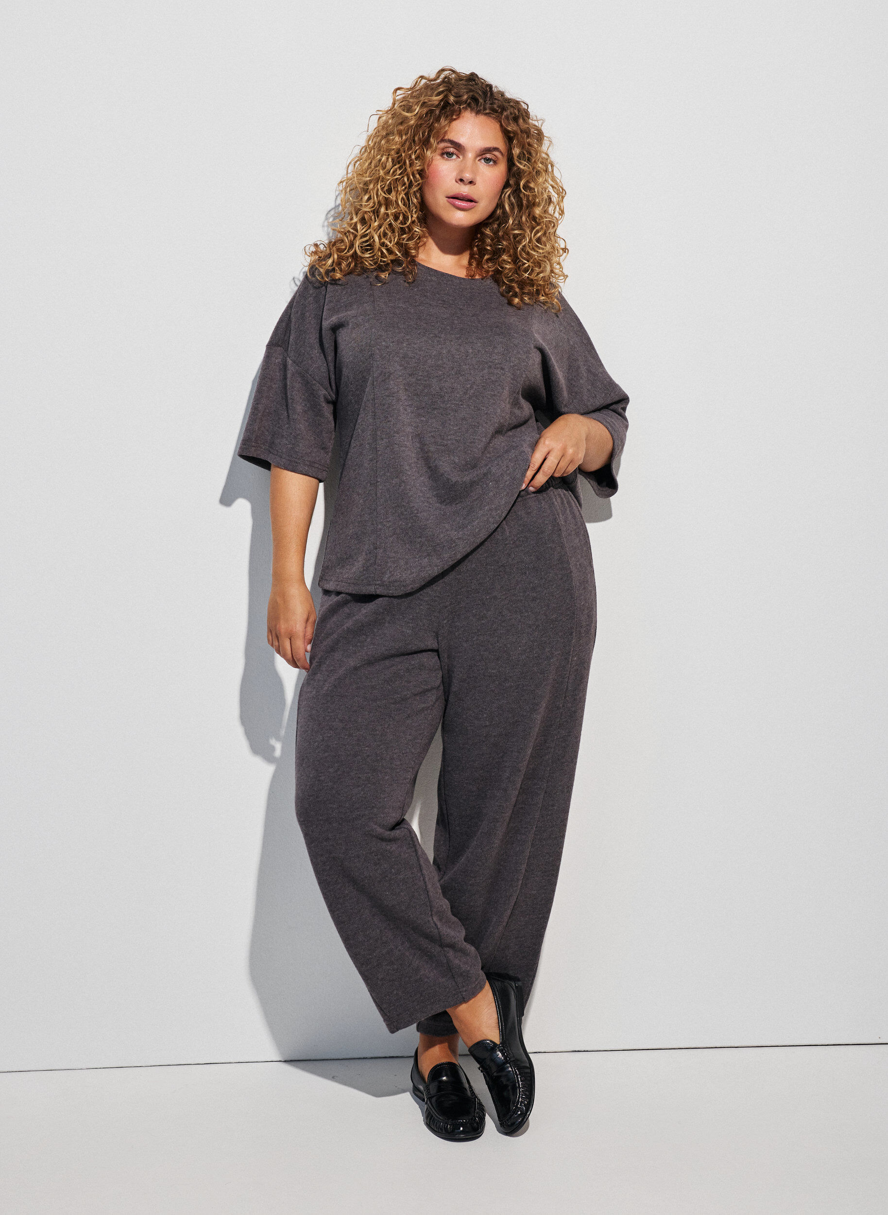Jerseybroek met een barrel fit en hoge taille, Grijs, Model