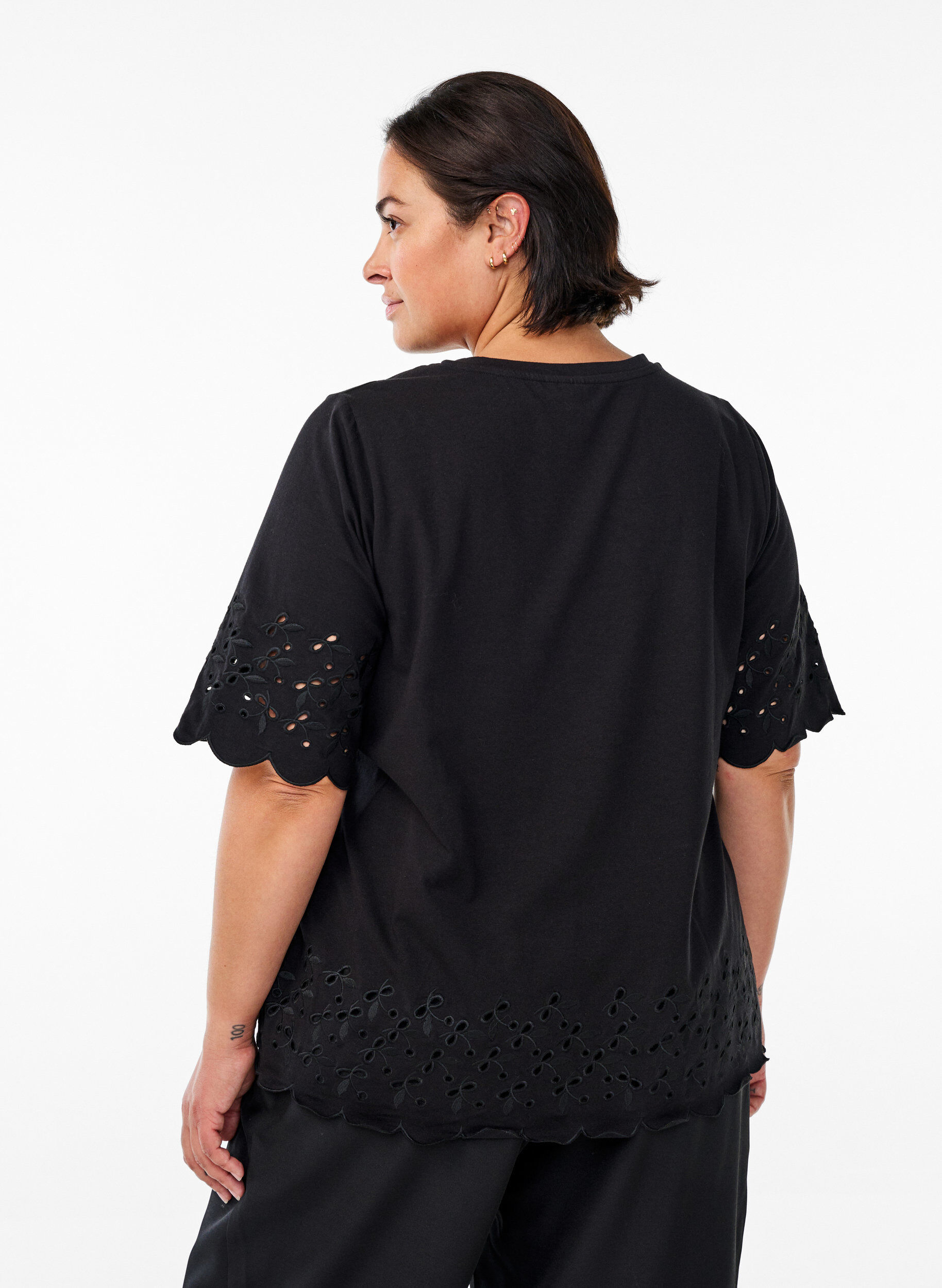 ZizziT-shirt met broderie anglaise en geschulpte randen, Zwart, Model image number 2