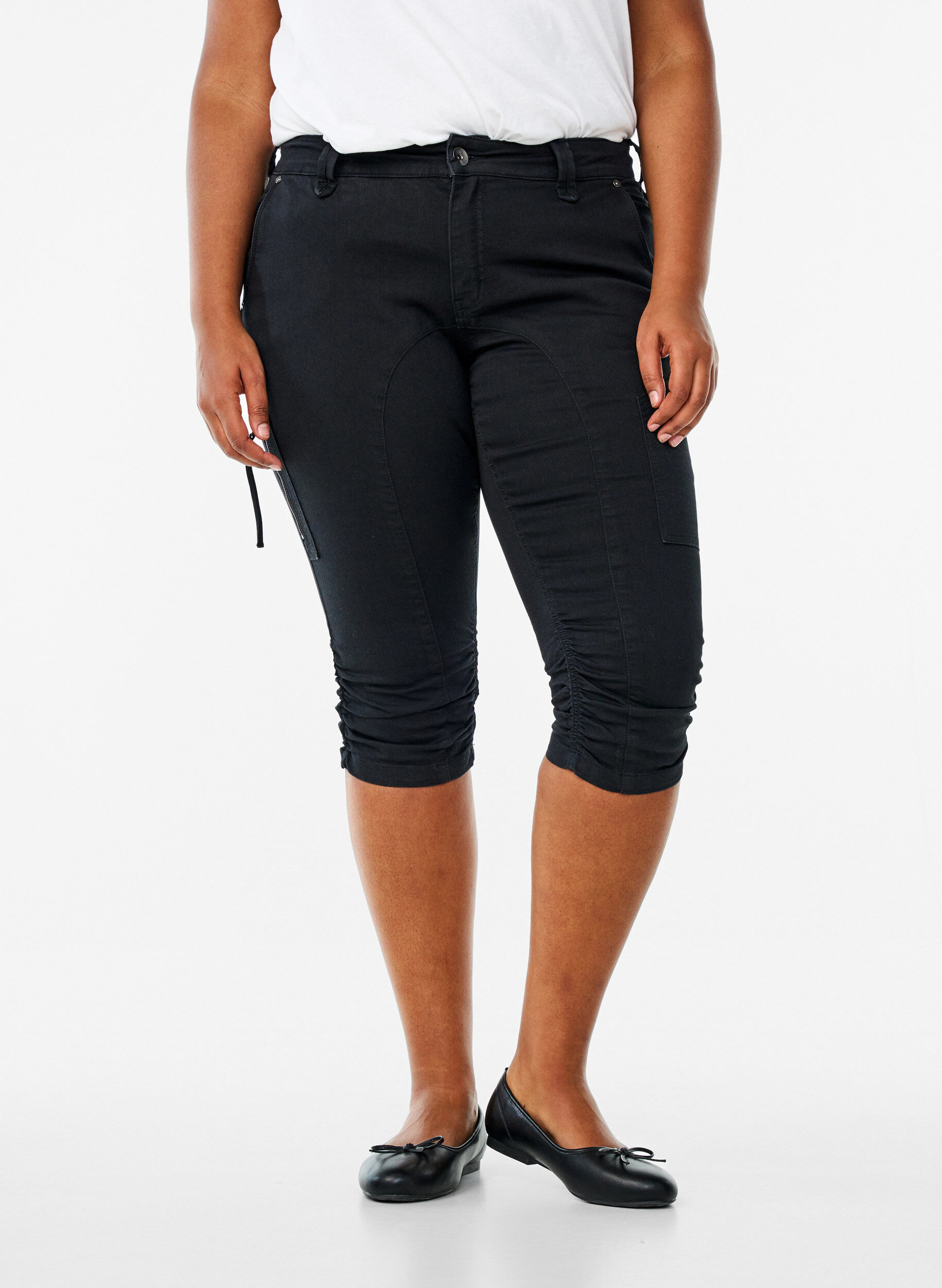 ZizziSlim fit capri jeans met zakken, Zwart, Model image number 1