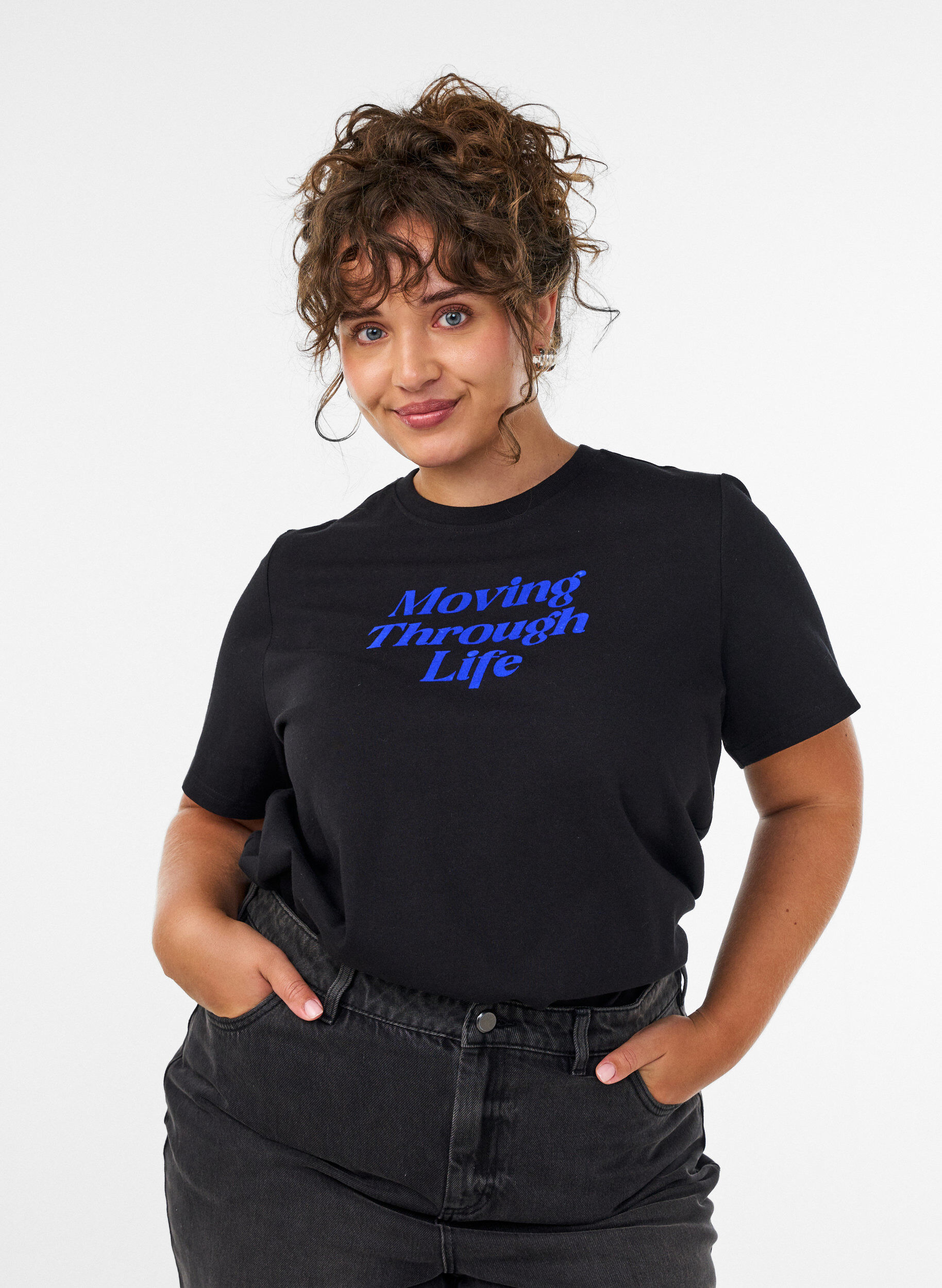 Katoenen T-shirt met tekstprint, Zwart, Model