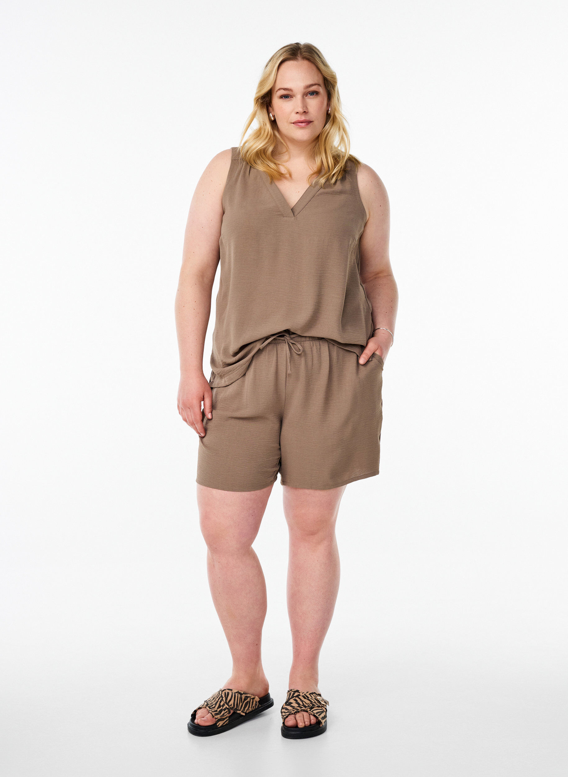 ZizziMouwloze top met kreukeffecten, Bruin, Model image number 1