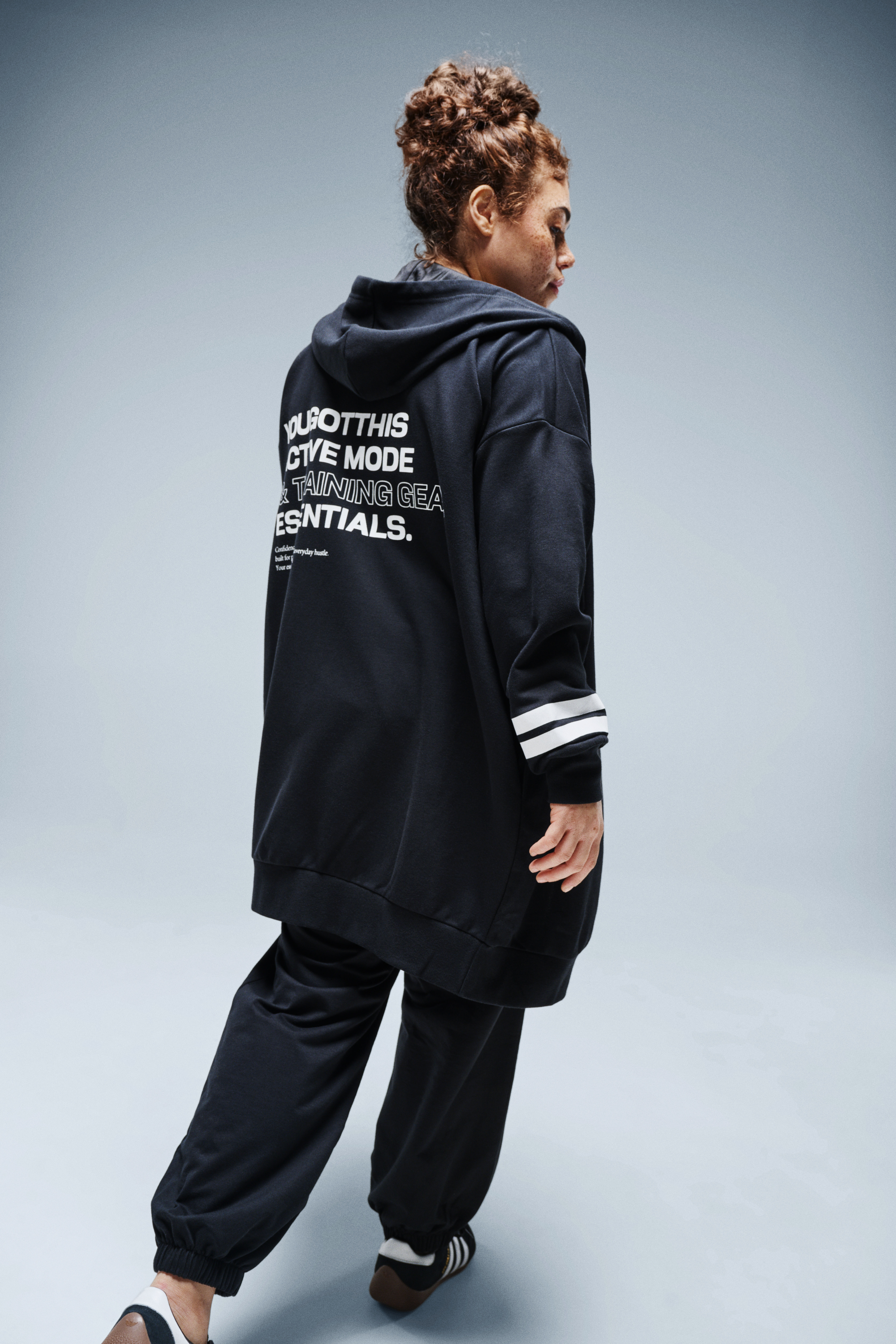 Lange sweatcardigan, , Model