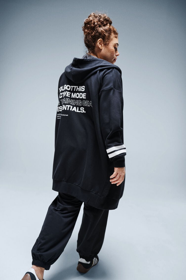 Lange sweatcardigan, , Model