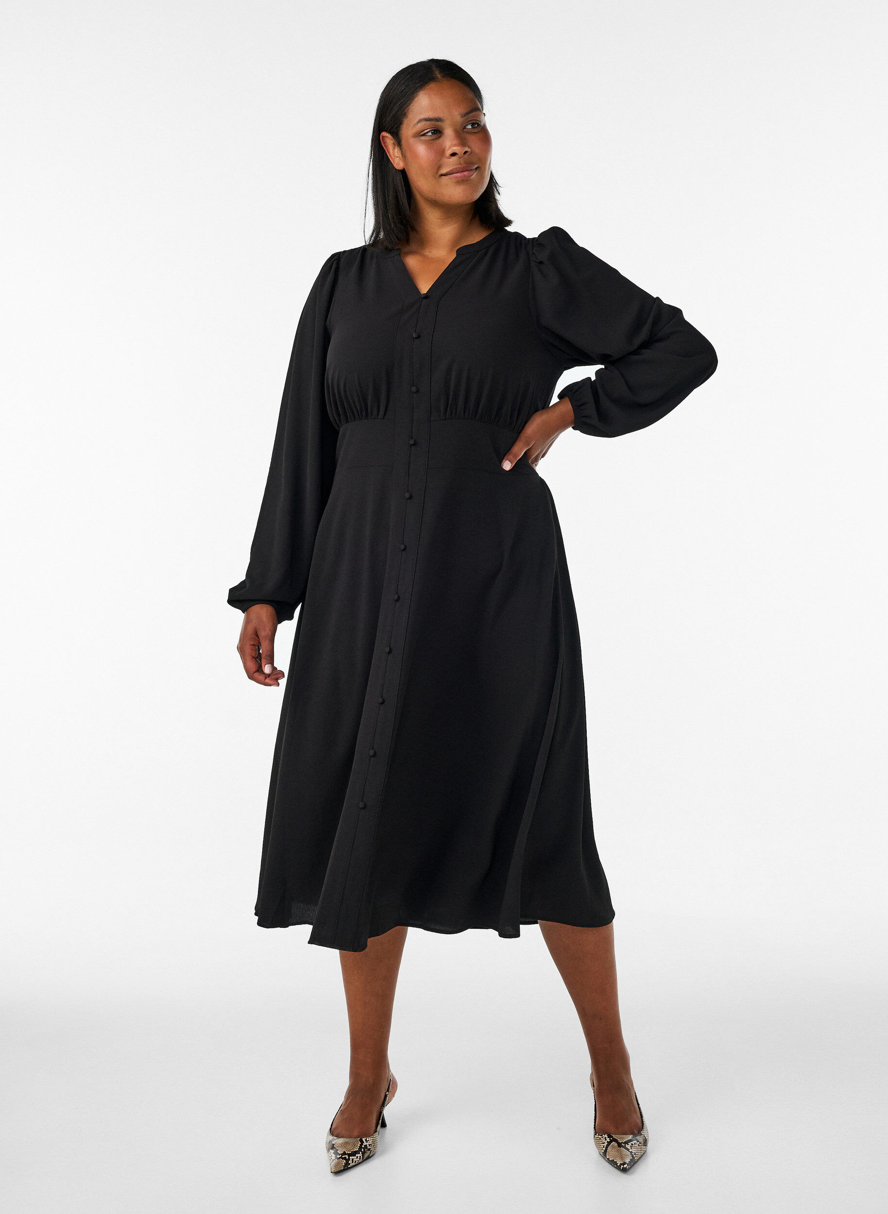 Midi-jurk met smock en decoratieve knopen, Zwart, Model