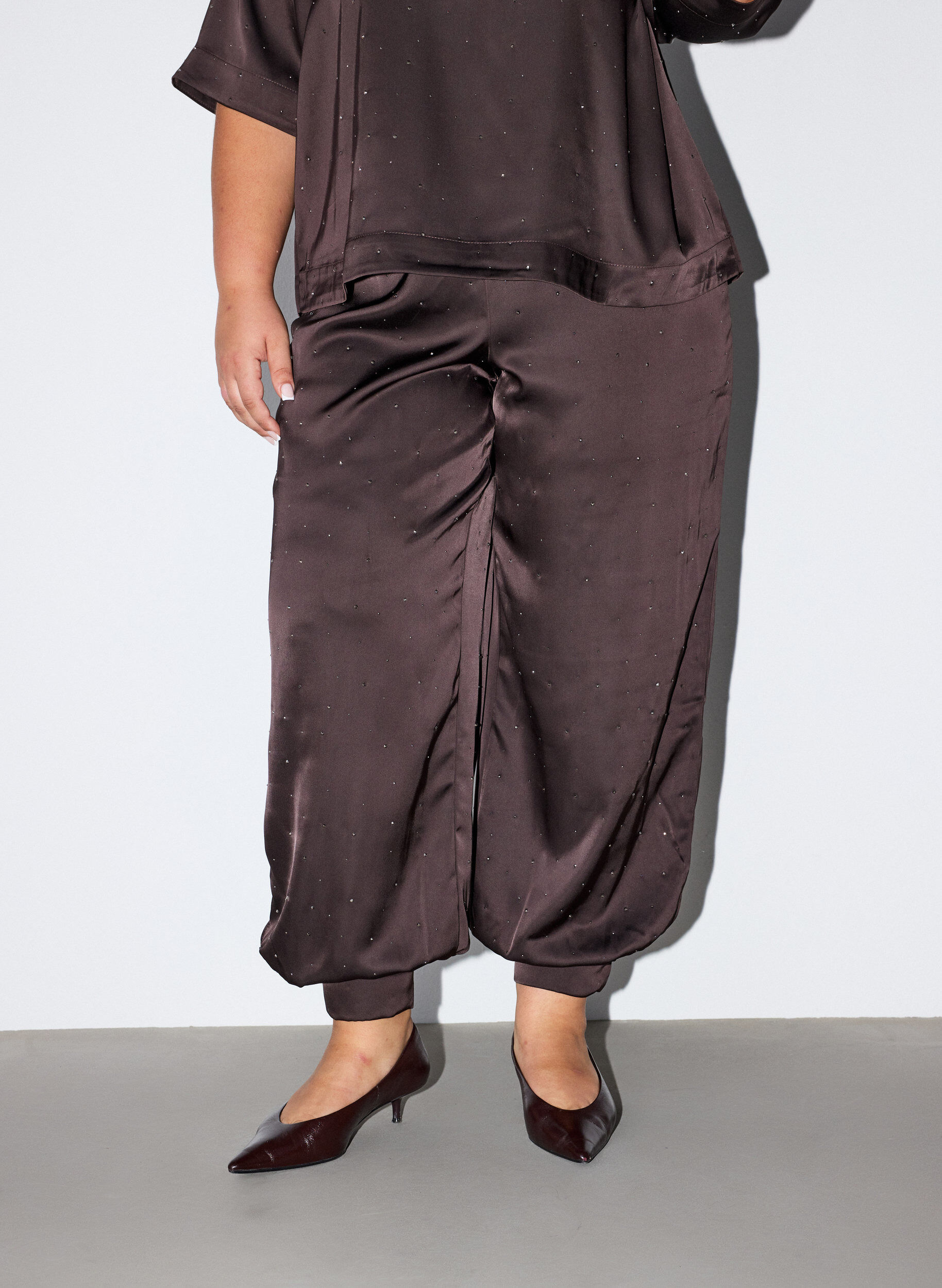 ZizziSatijnen ballonbroek met strassteentjes, Bruin, Model image number 2