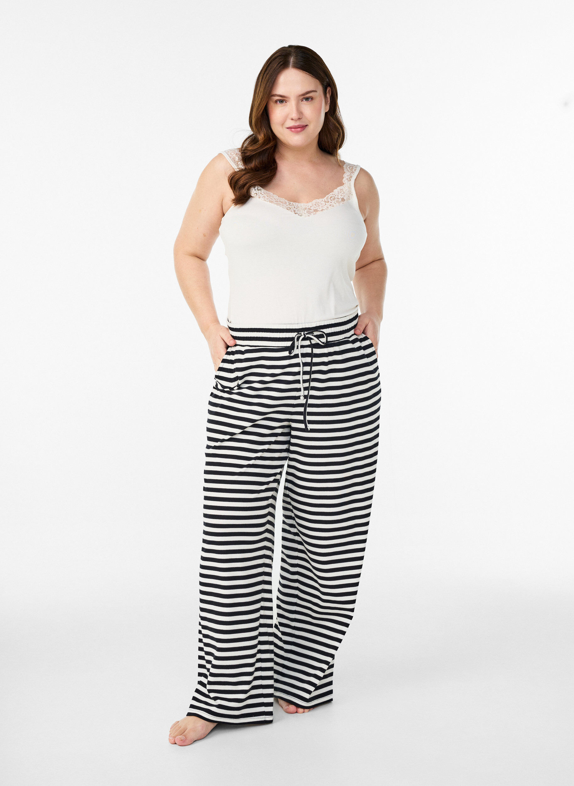 Gestreepte pyjamabroek met een high waist en wijde pijpen, Zwart, Model
