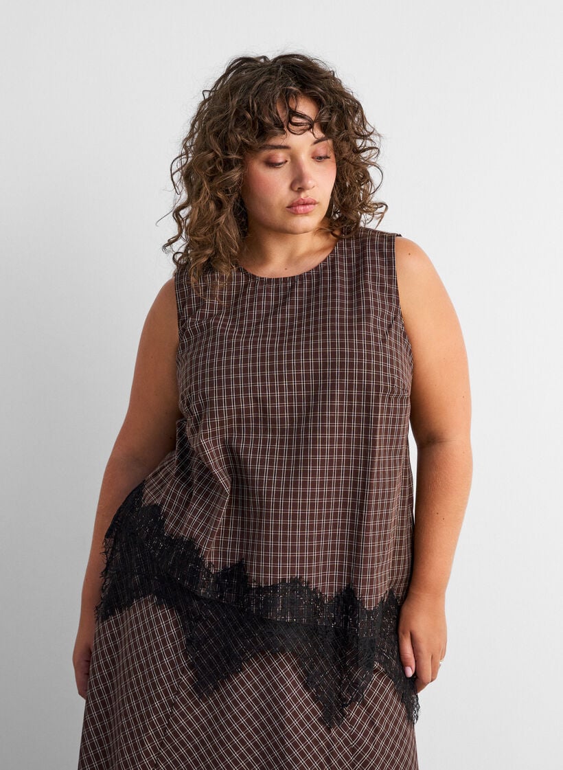 Geruite top met asymmetrische kanten afwerking, Bruin, Model image number 0
