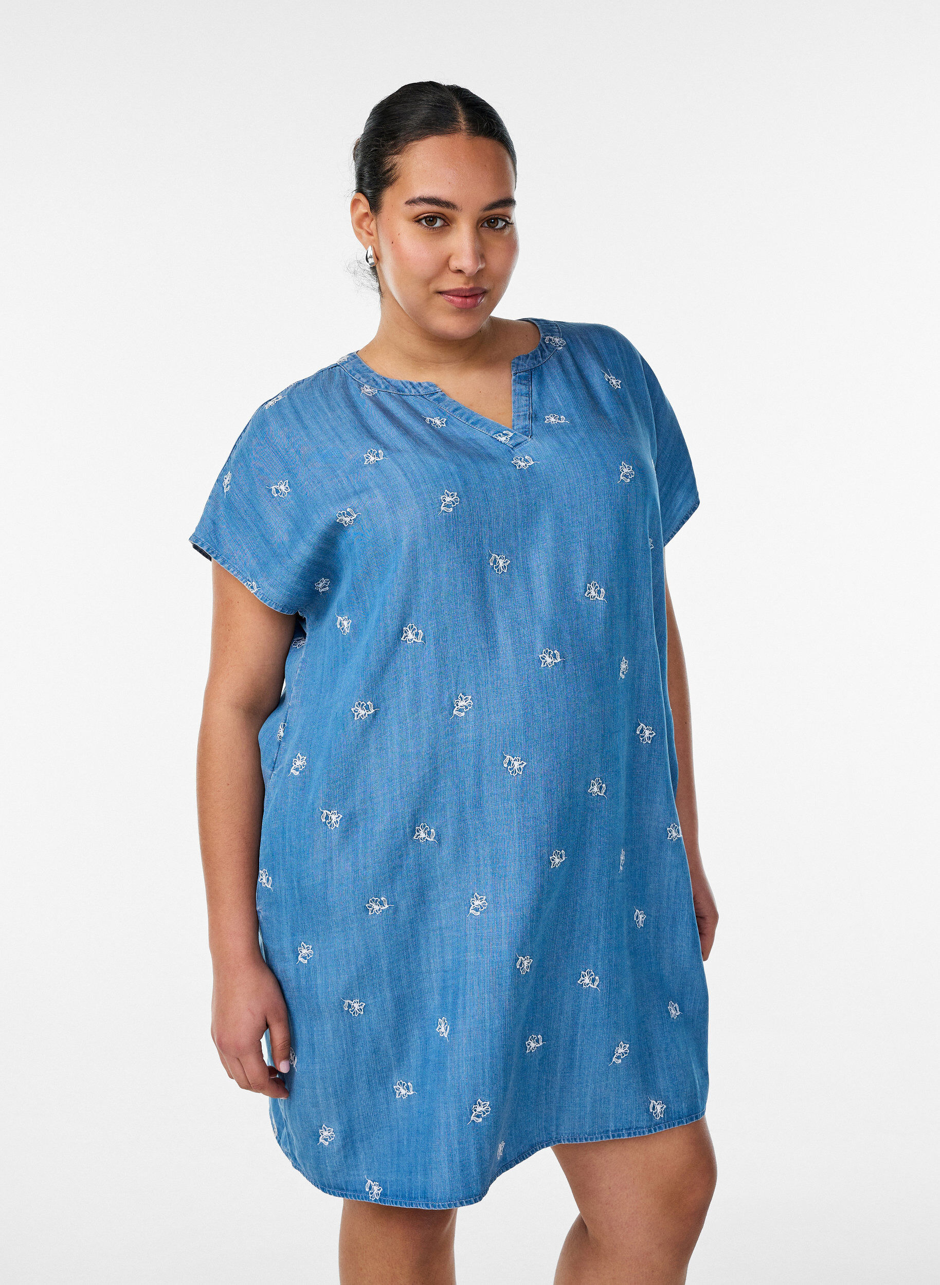 Lyocell jurk met een denimlook en geborduurde bloemen, Blauw, Model
