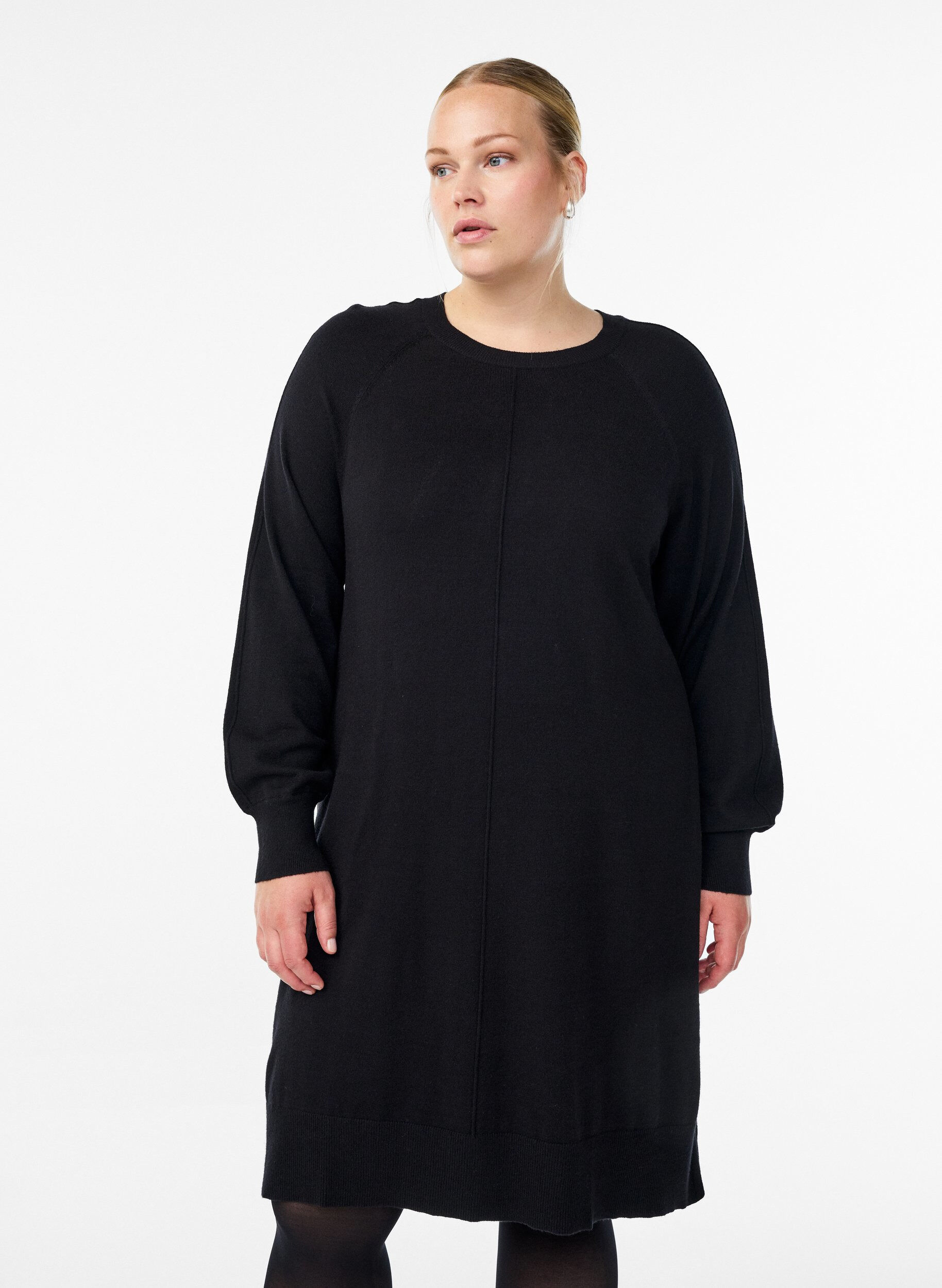 Korte gebreide jurk met raglanmouwen en een middennaad, Zwart, Model