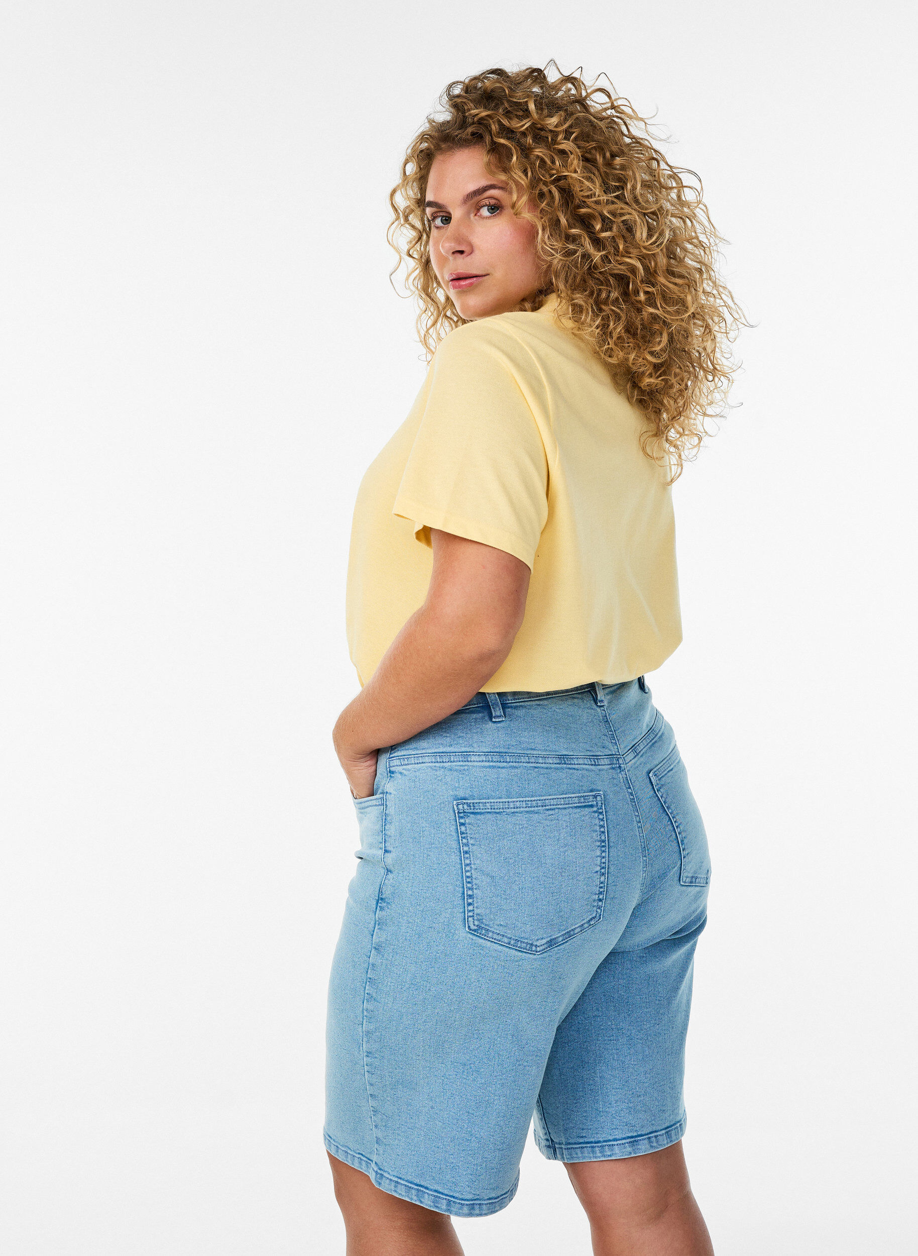 Zizzi Short en jean ample &agrave; taille haute, Bleu Clair, Model image number 2
