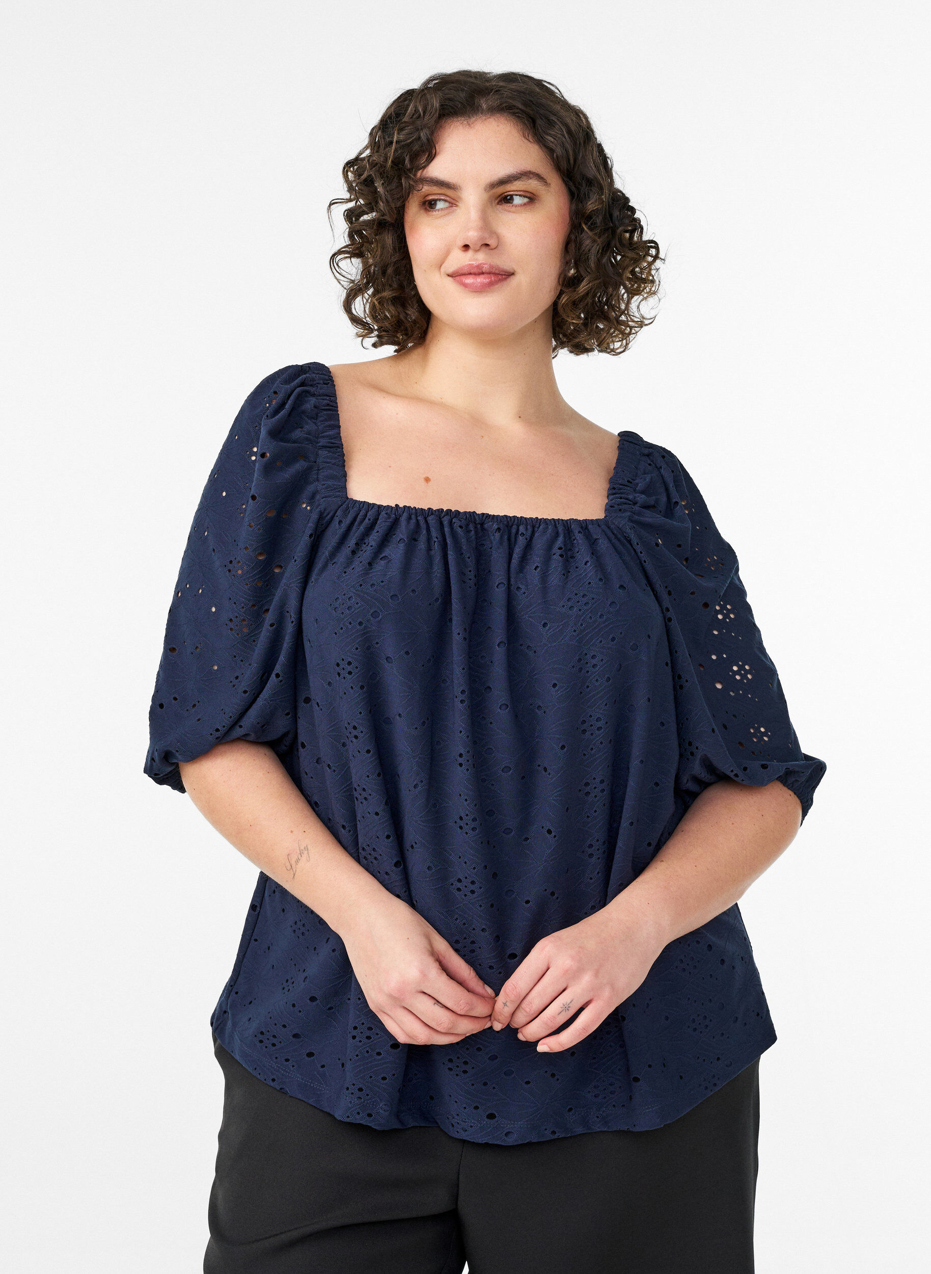 Blouse met korte pofmouwen en een opengewerkt patroon, Blauw, Model