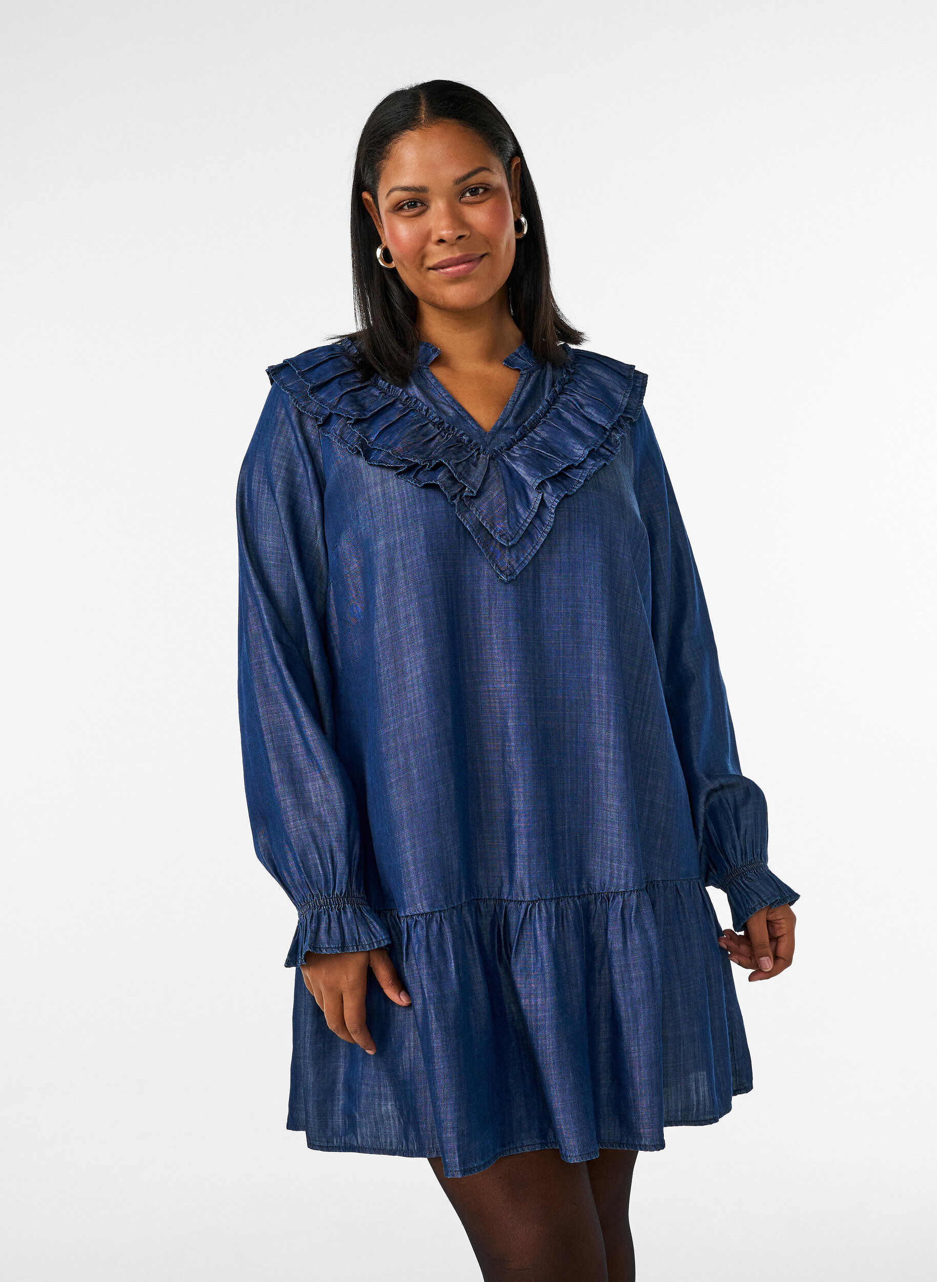 Korte jurk in denimlook met ruches, Blauw, Model
