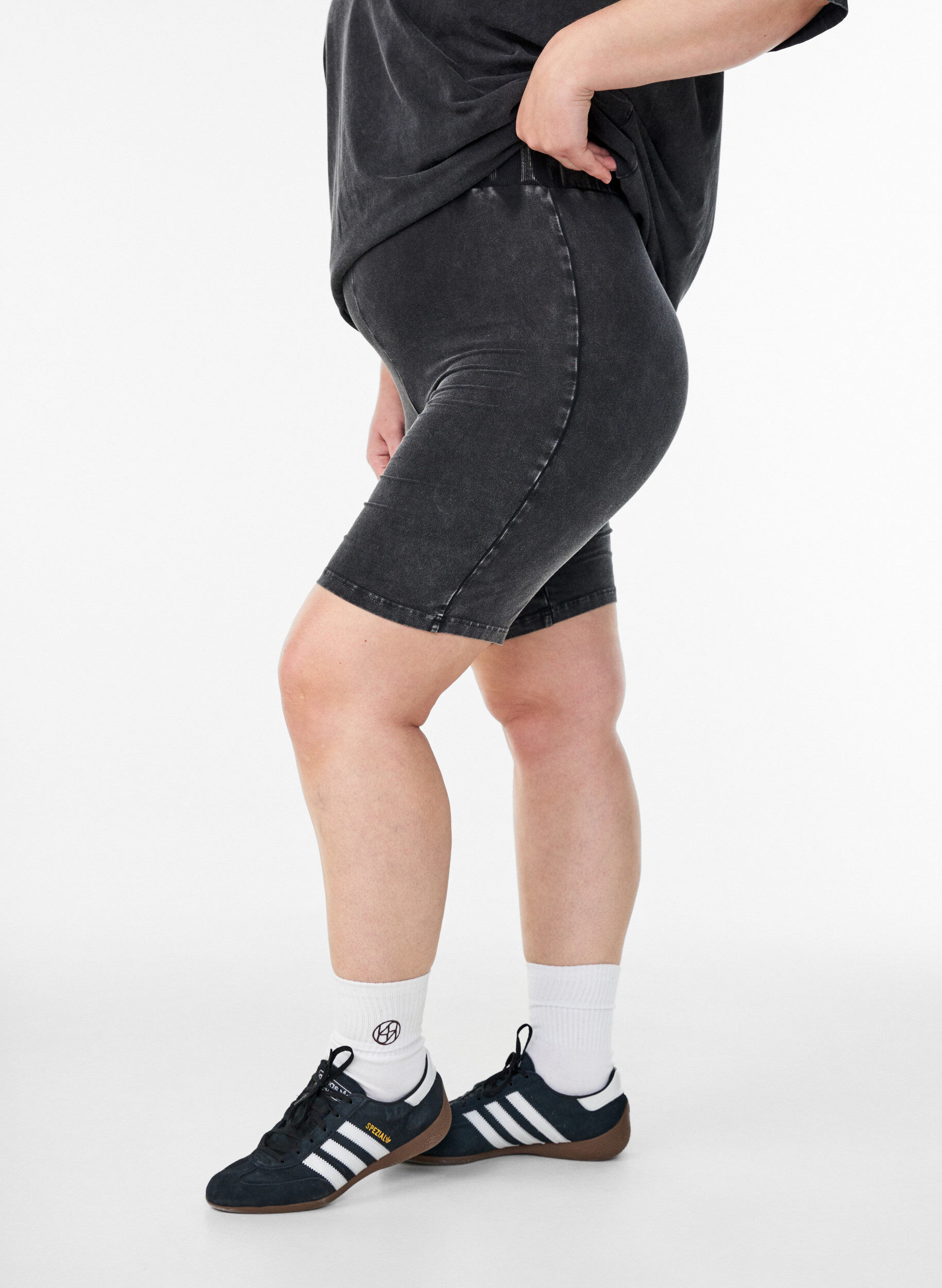Strakke jersey shorts met een gewassen effect, Zwart, Model
