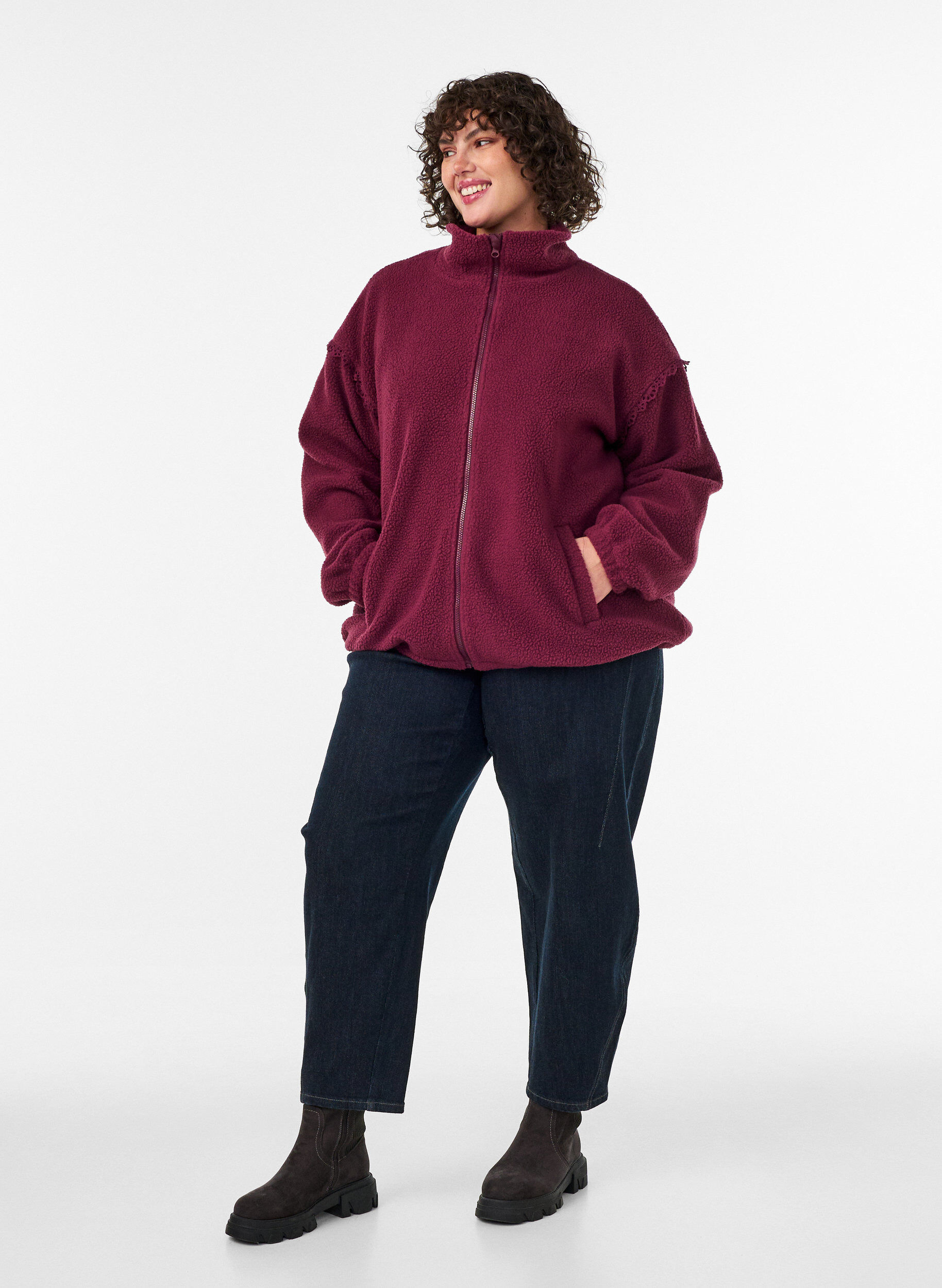 ZizziTeddyjas met broderie anglaise rand en hoge kraag, Rood, Model image number 1