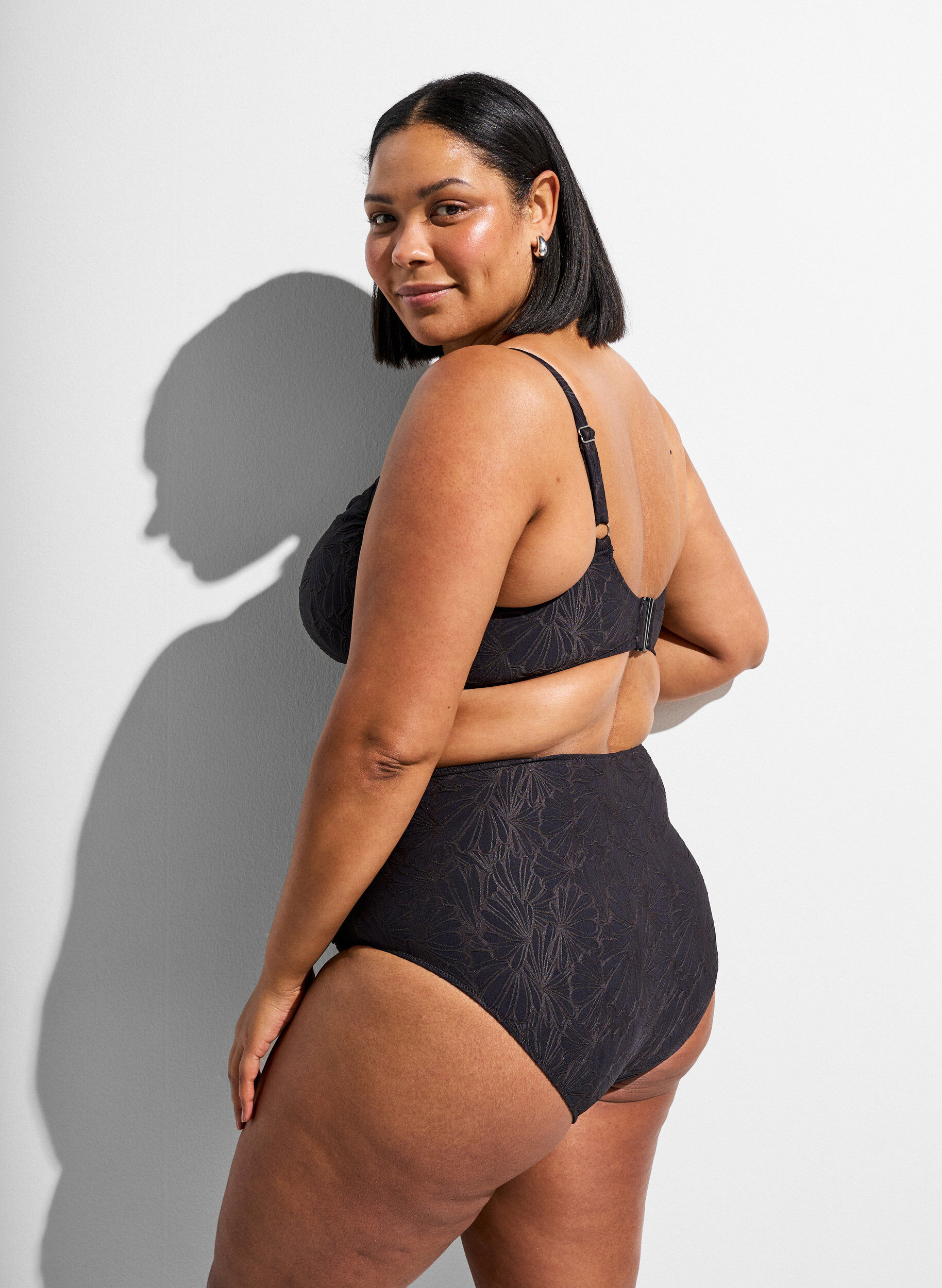 Zizzi Bas de bikini taille haute &agrave; motif structur&eacute;, Gris anthracite, Model image number 1