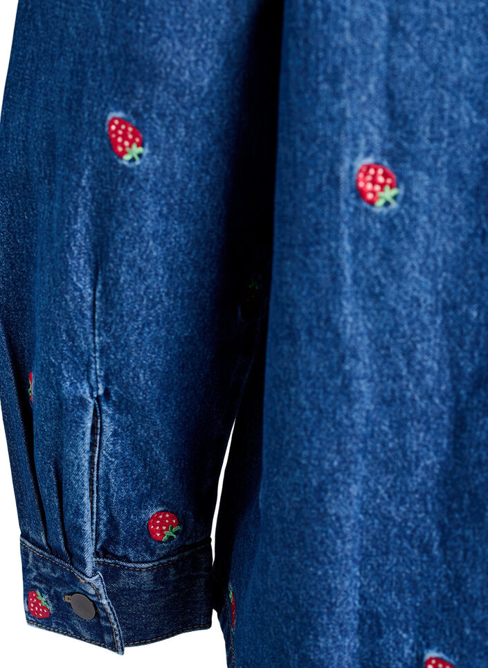 Denim shirt met geborduurde aardbeien, B. D. Strawberries, Packshot