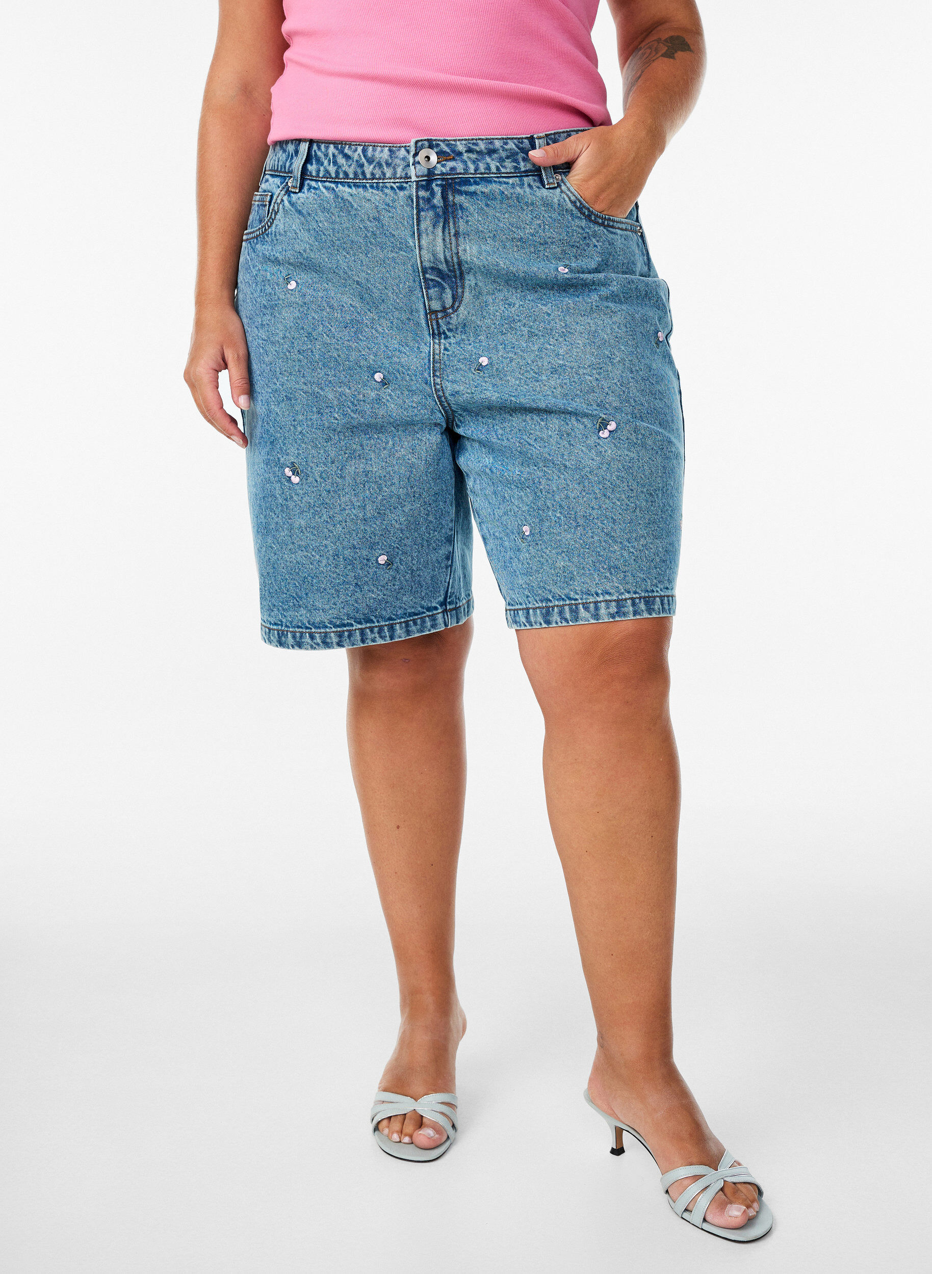 Zizzi Short en jean taille haute avec des motifs brod&eacute;s, Bleu, Model image number 3