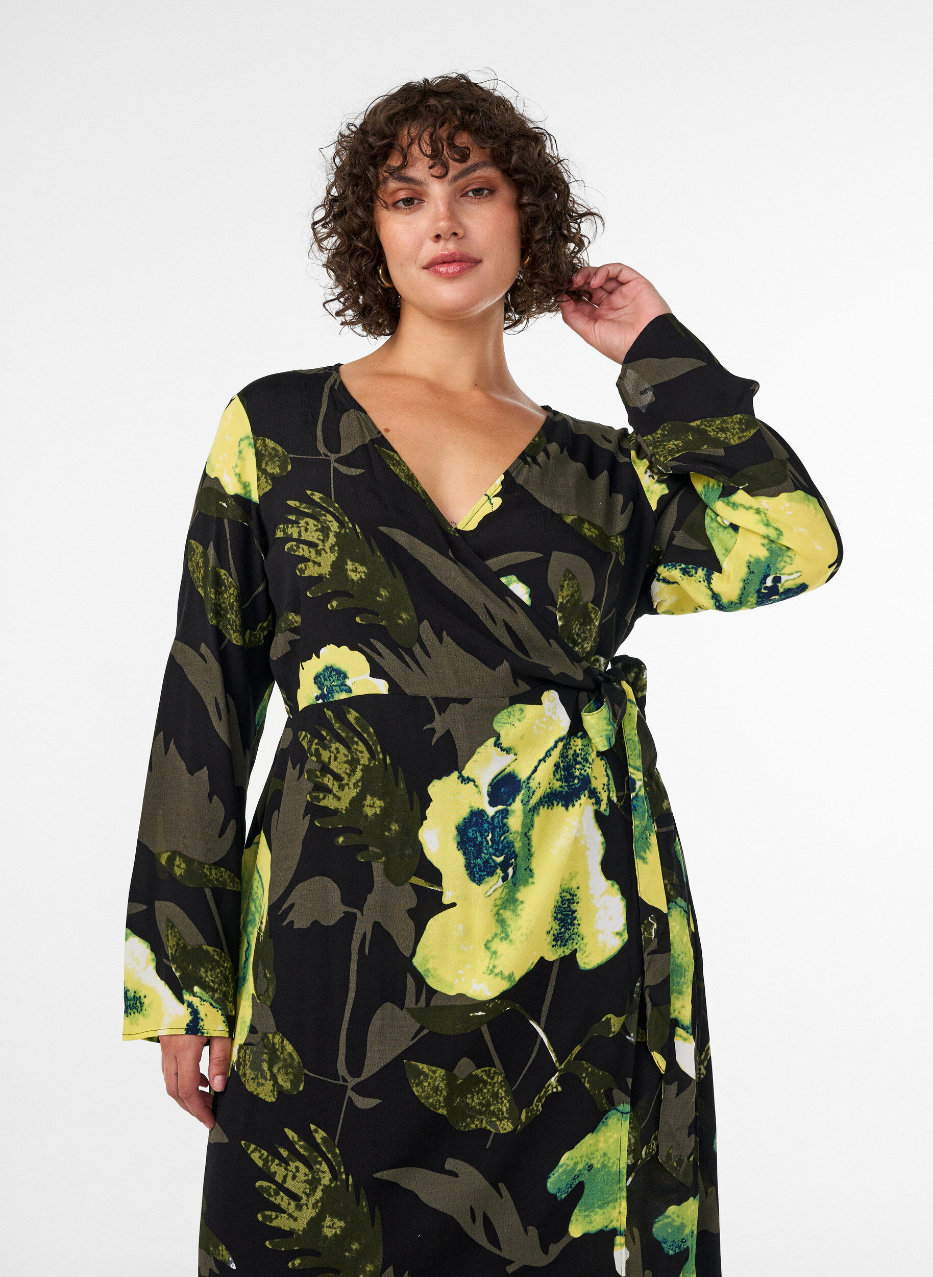 ZizziBloemen wikkeljurk in viscose met een strikceintuur, Zwart, Model image number 2
