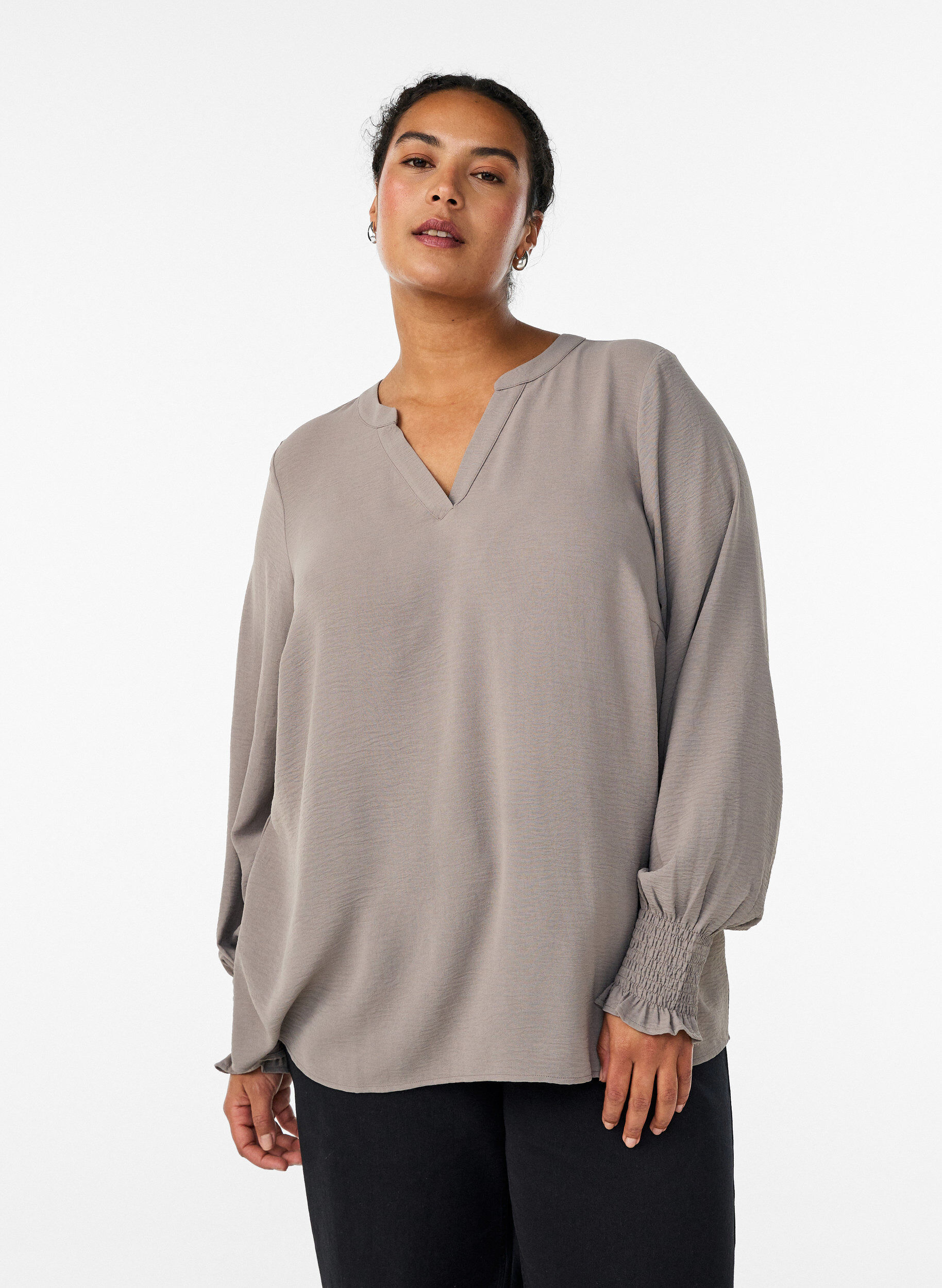 Blouse met smockmanchetten en V-hals, Beige, Model