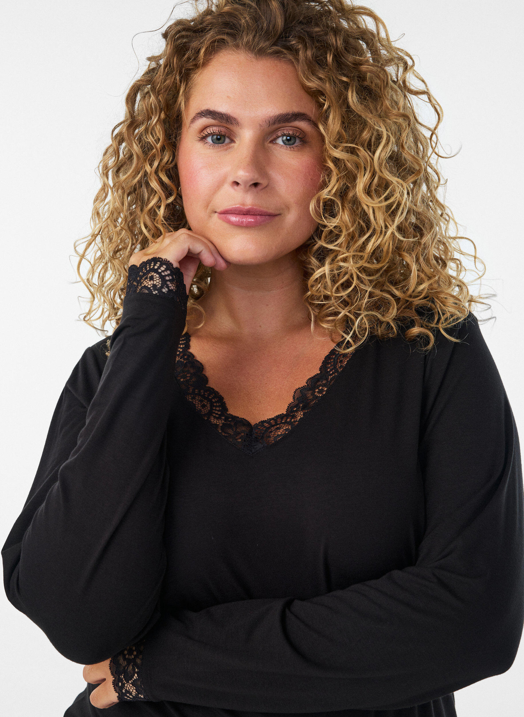 ZizziViscose blouse met kanten afwerking en V-hals, Zwart, Model image number 3
