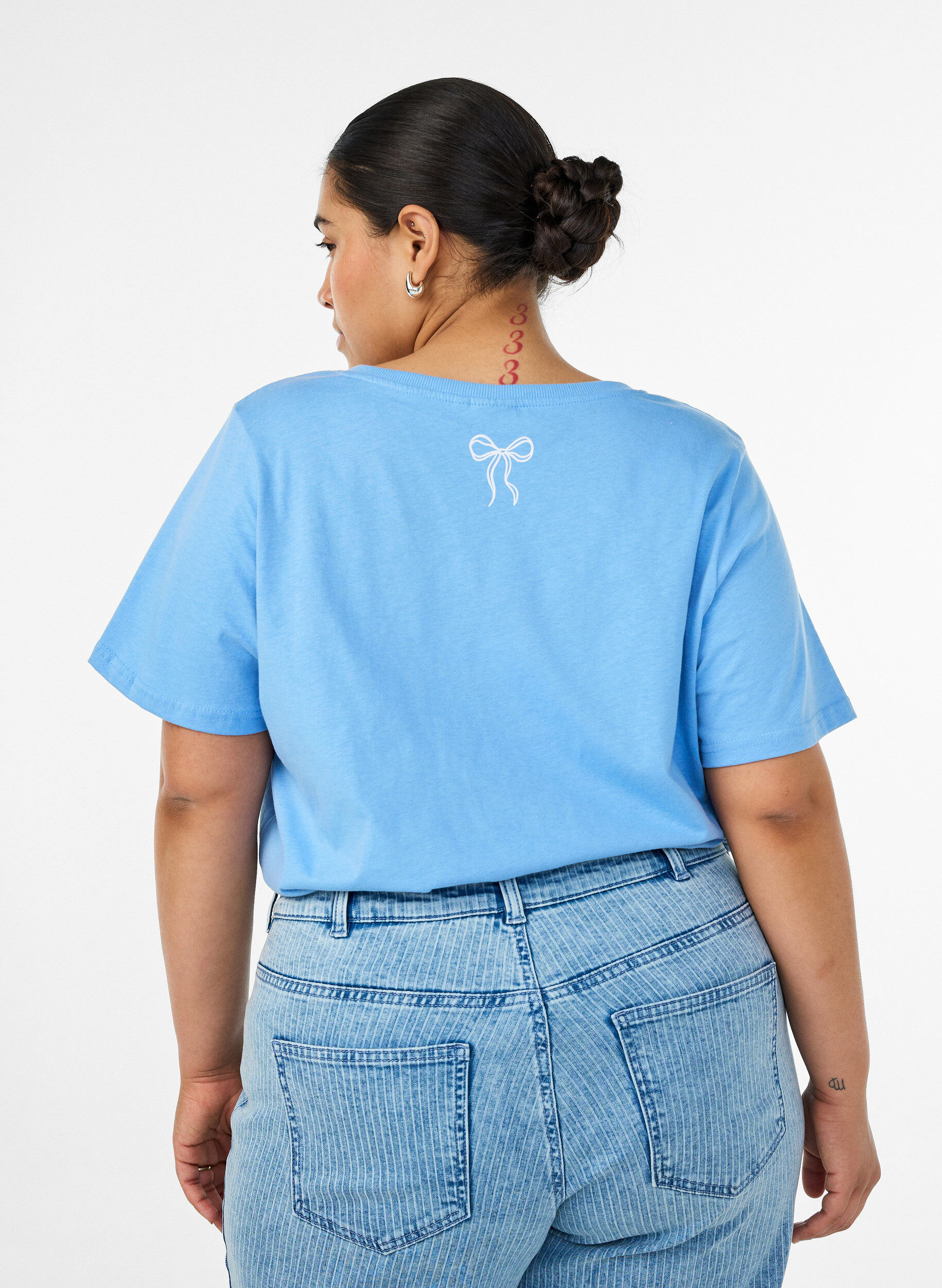 ZizziKatoenen T-shirt met V-hals en print aan de voorkant, Blauw, Model image number 2