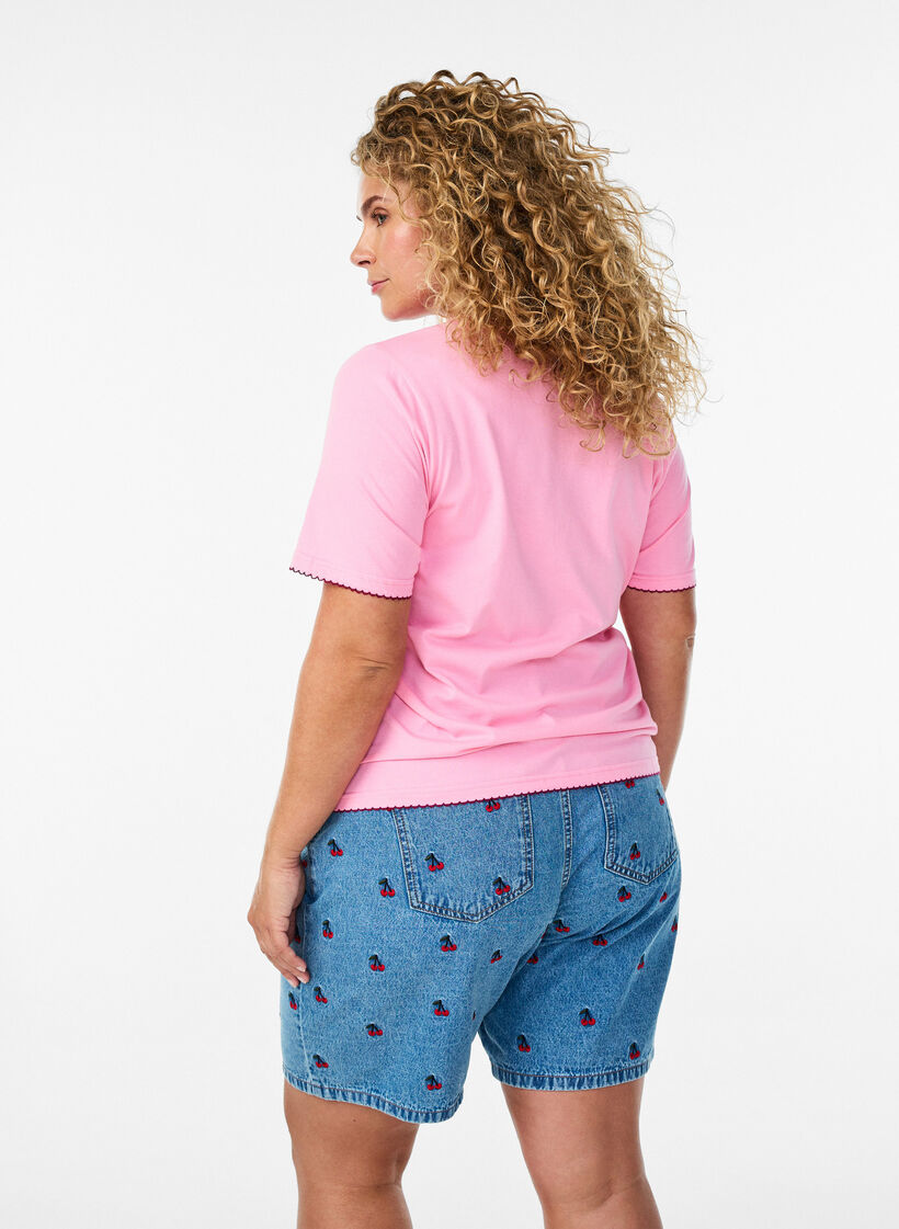 Short en jean avec fleurs brod&eacute;es, Bleu Clair, Model image number 2