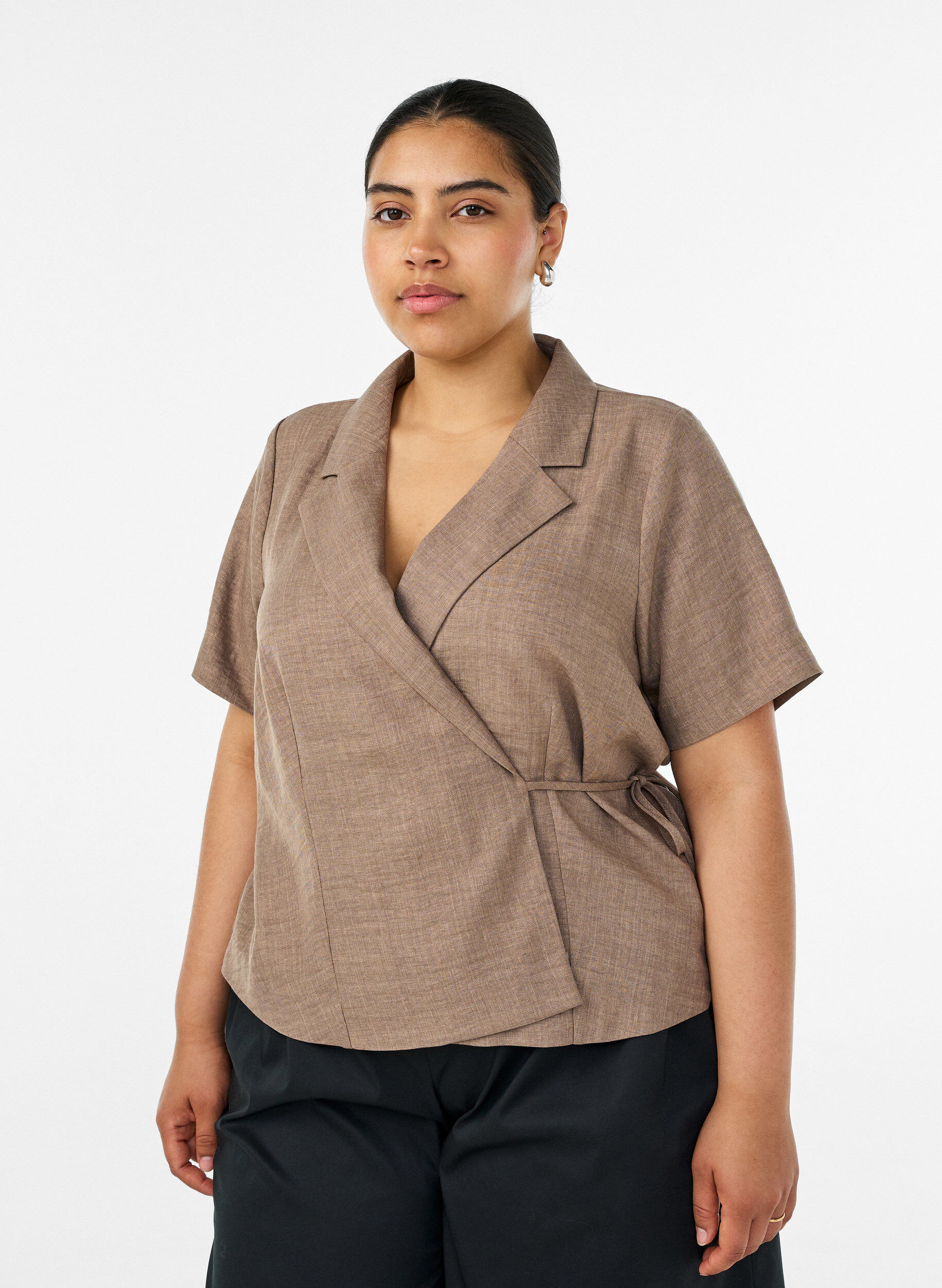 Wikkelshirt met striksluiting, Bruin, Model