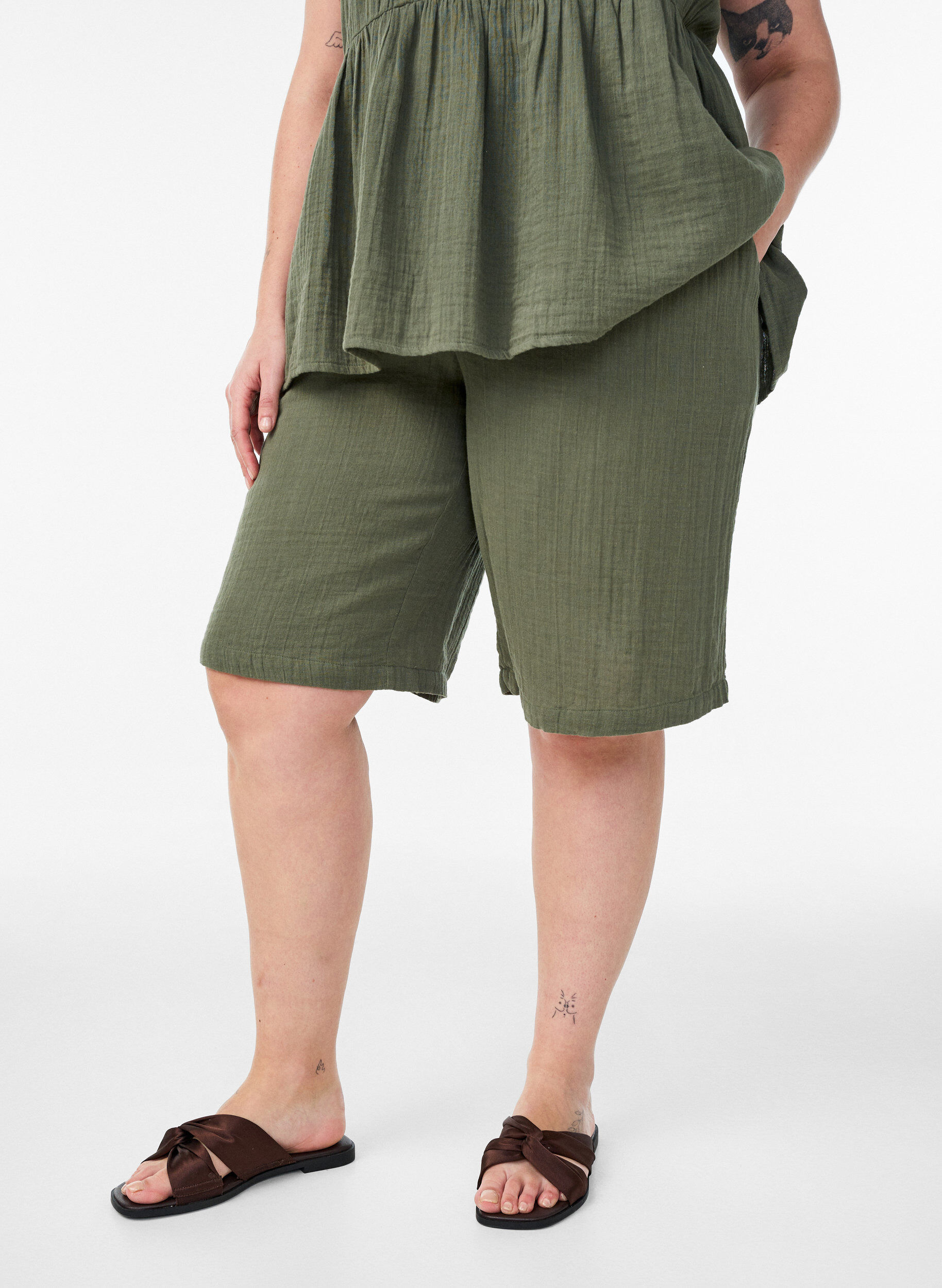 Zizzi Short ample en mousseline de coton taille haute, Vert, Model image number 3