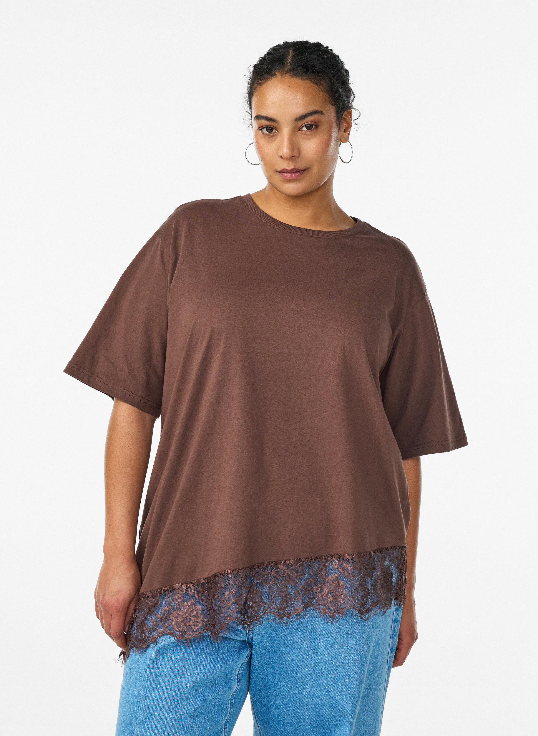 T-shirt met asymmetrische kanten zoom, Bruin, Model