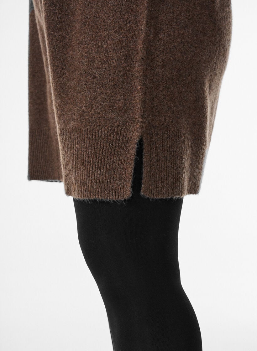 Gebreide jurk met een polokraag en glanzende knopen, Rain Drum Mel., Model