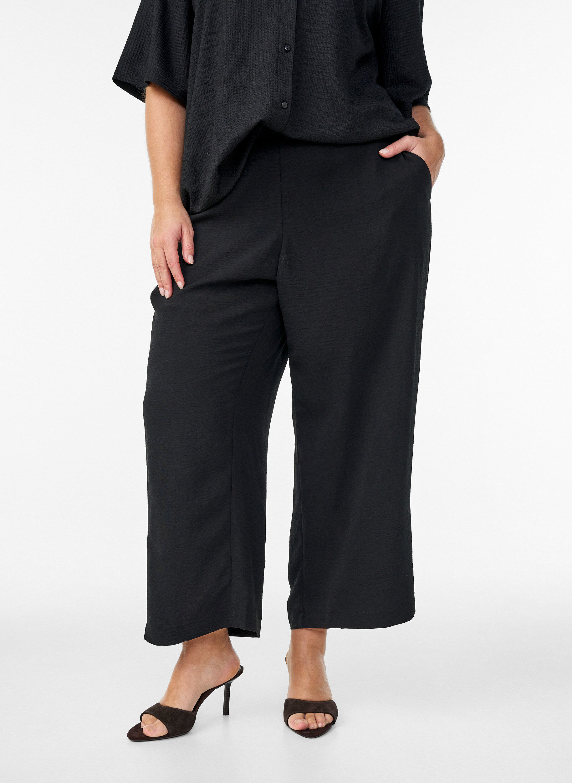Zizzi Jupe-culotte taille haute avec dos &eacute;lastiqu&eacute;, Noir, Model image number 2