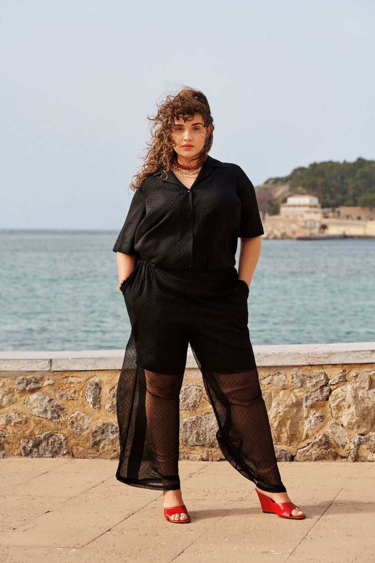 Elegant zwart met rode accenten, , Model