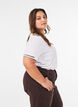 Katoenen T-shirt met geborduurde tekst, Wit, Model image number 3
