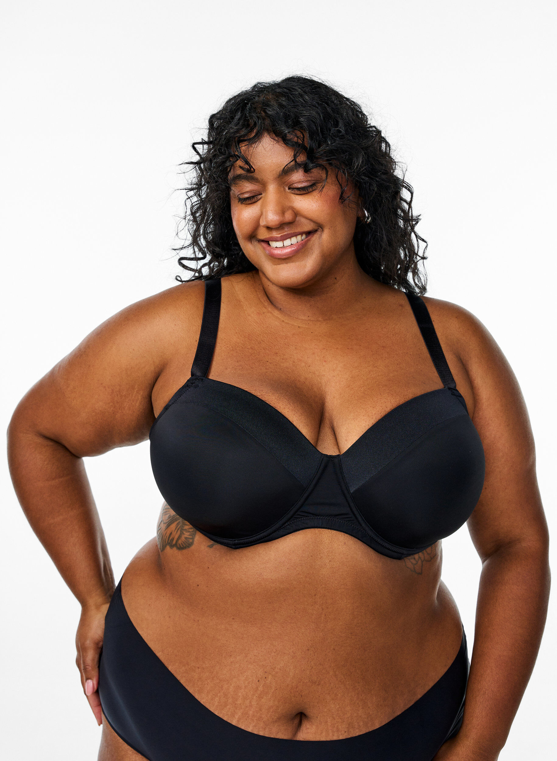 Voorgevormde bh in microvezel met satijndetail, Zwart, Model