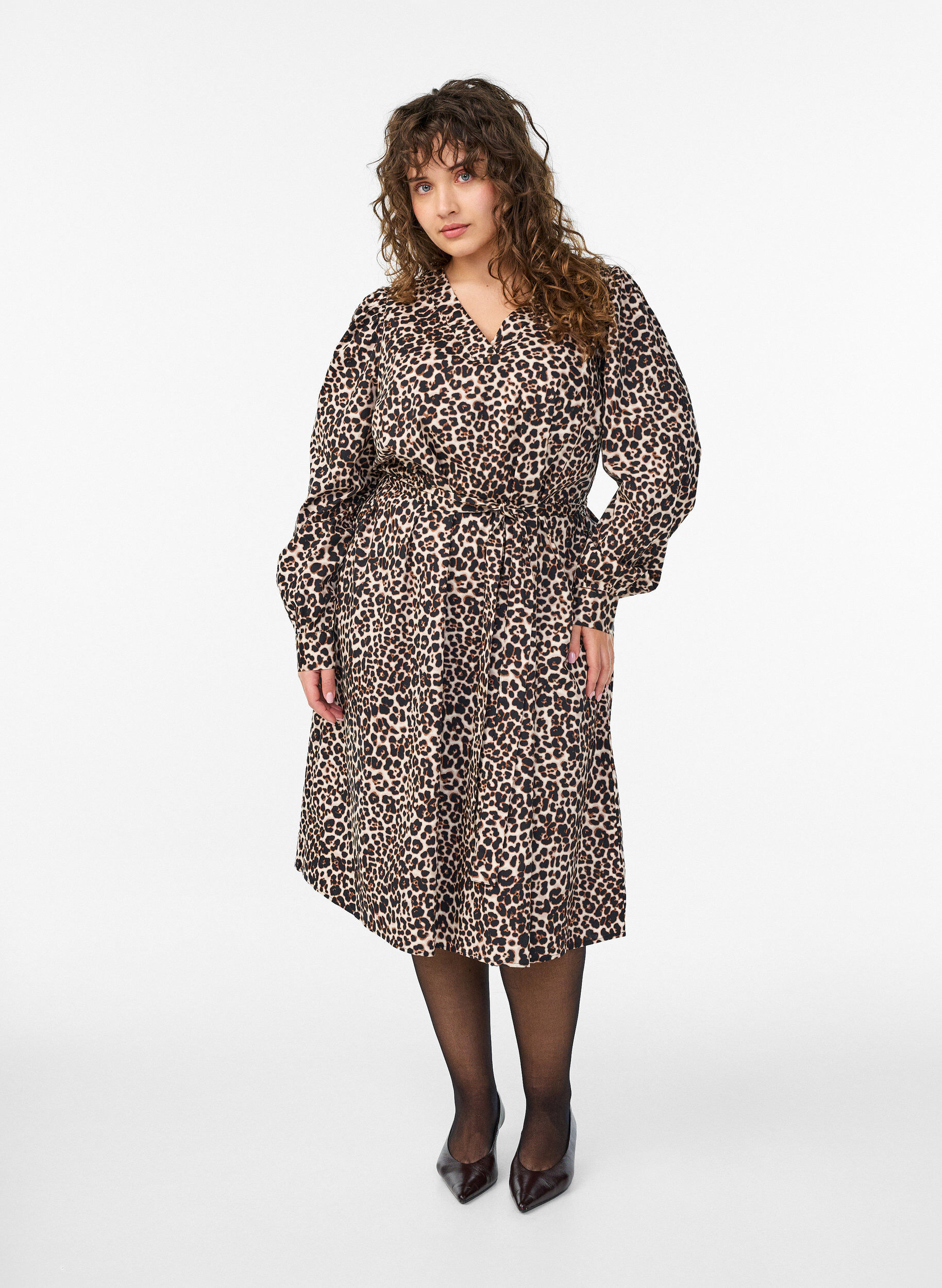 Jurk in biologisch katoen met strikceintuur, Bruin, Model